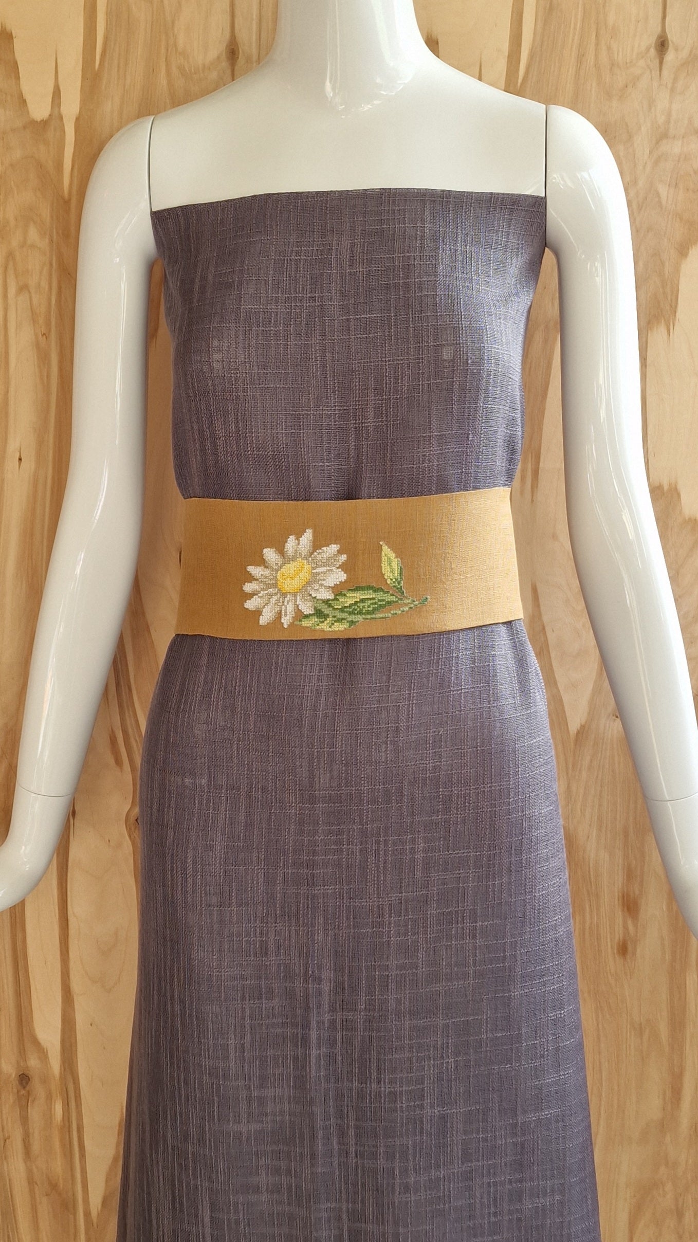 Brown wide linen belt with embroidered daisy (RECE 32)