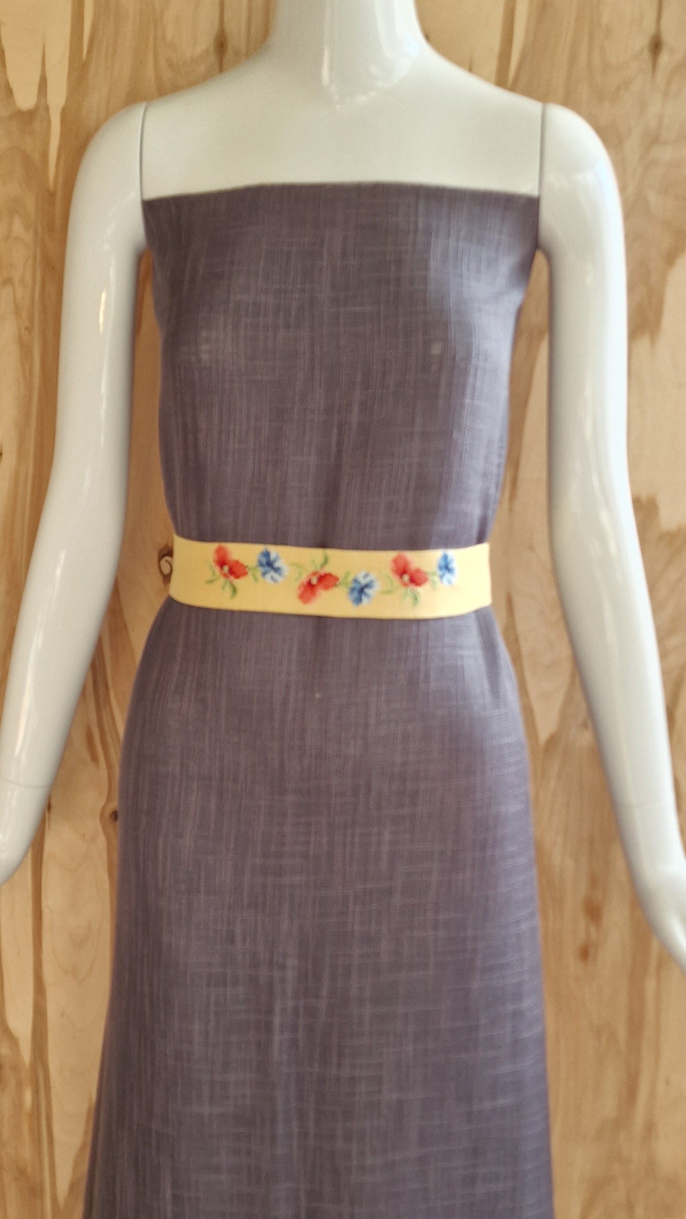 Light yellow linen belt with embroidered flowers (RECE 33)