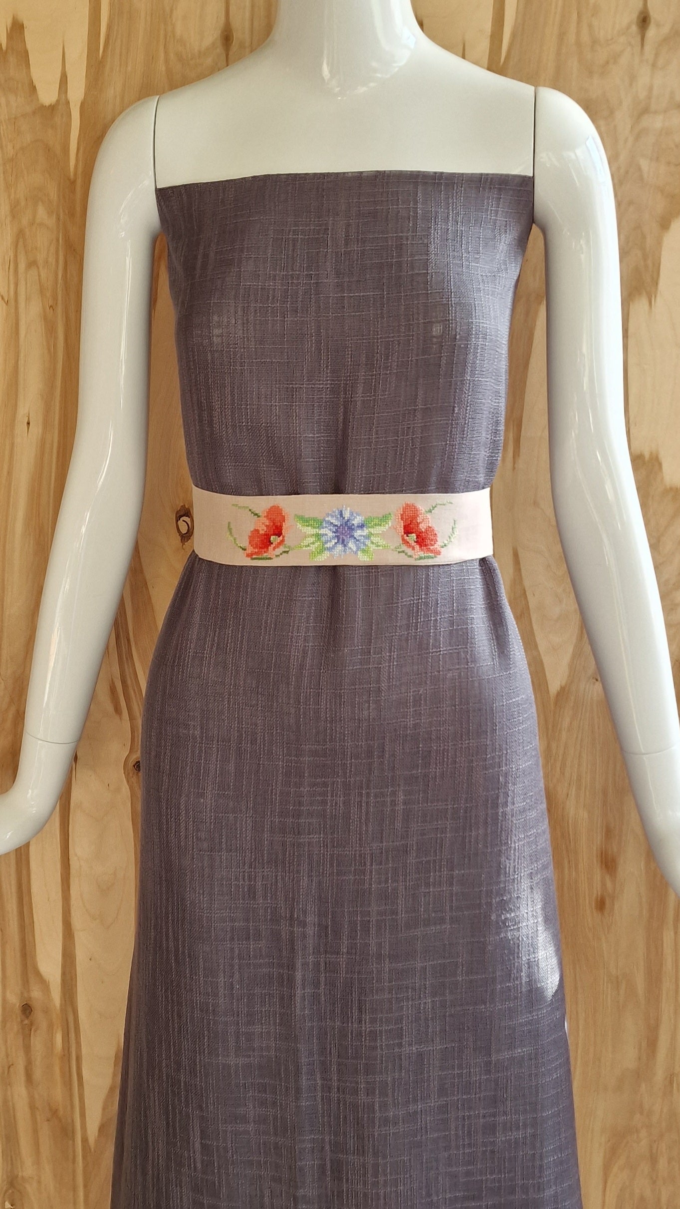 Beige linen belt with embroidered flowers (RECE 34)
