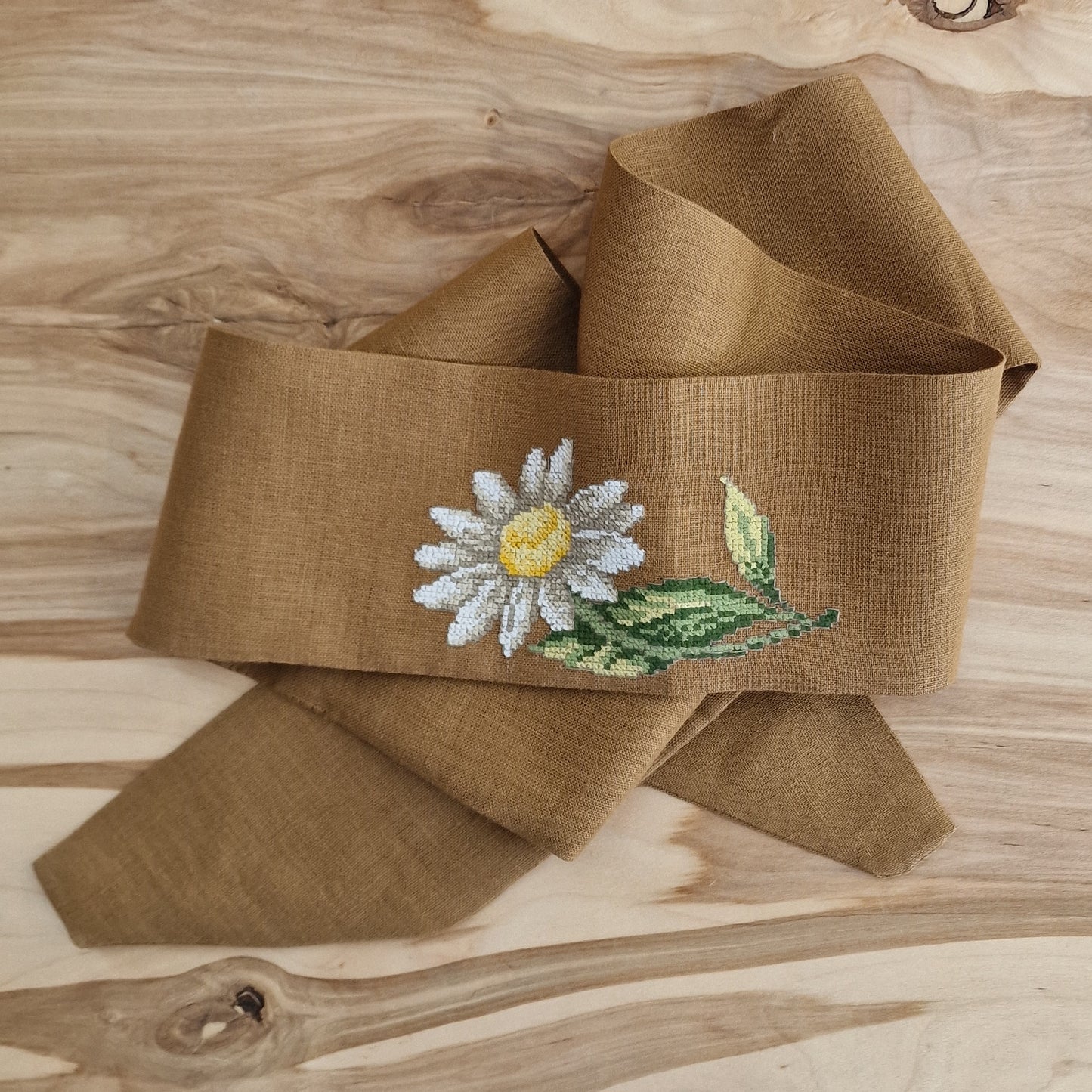 Brown wide linen belt with embroidered daisy (RECE 32)