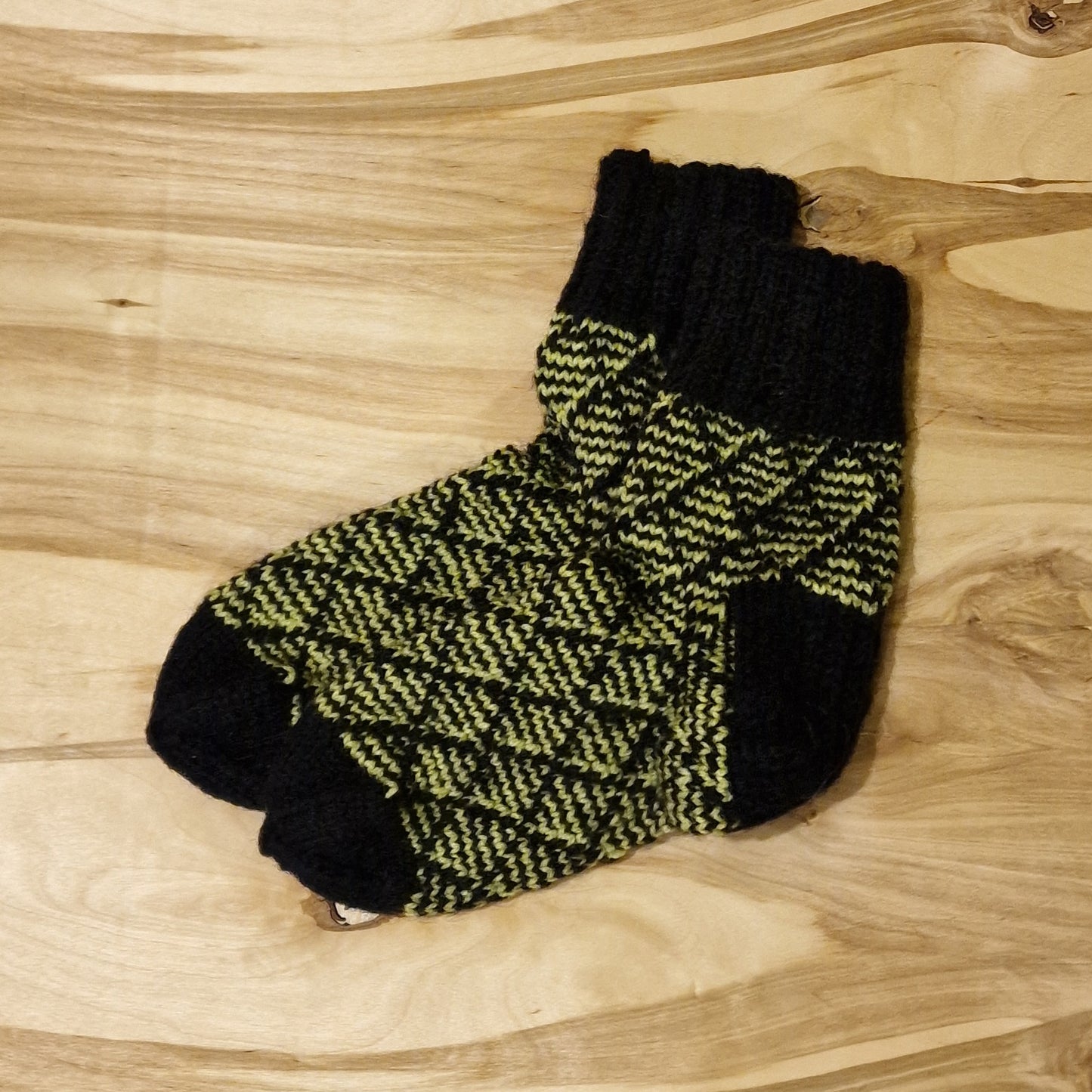 Youth wool socks size 34-36. black/light green (RANI 68)