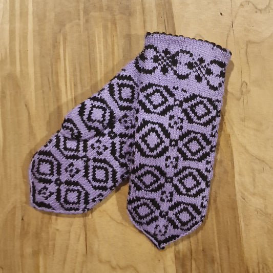 Purple wool double mittens with black diamond patterns (GEBA 72)