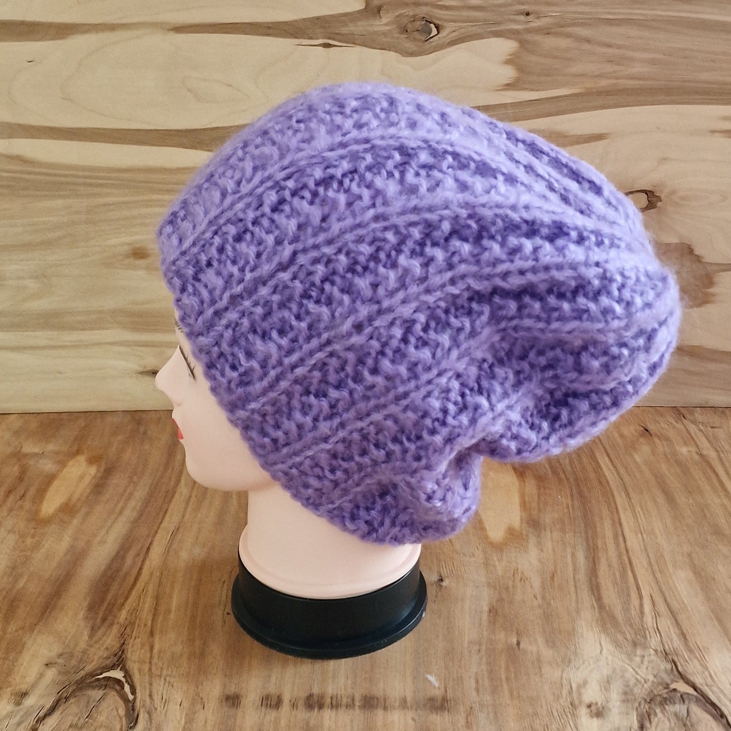 Rokām adīta violeta unisex cepure (DZTO 36)