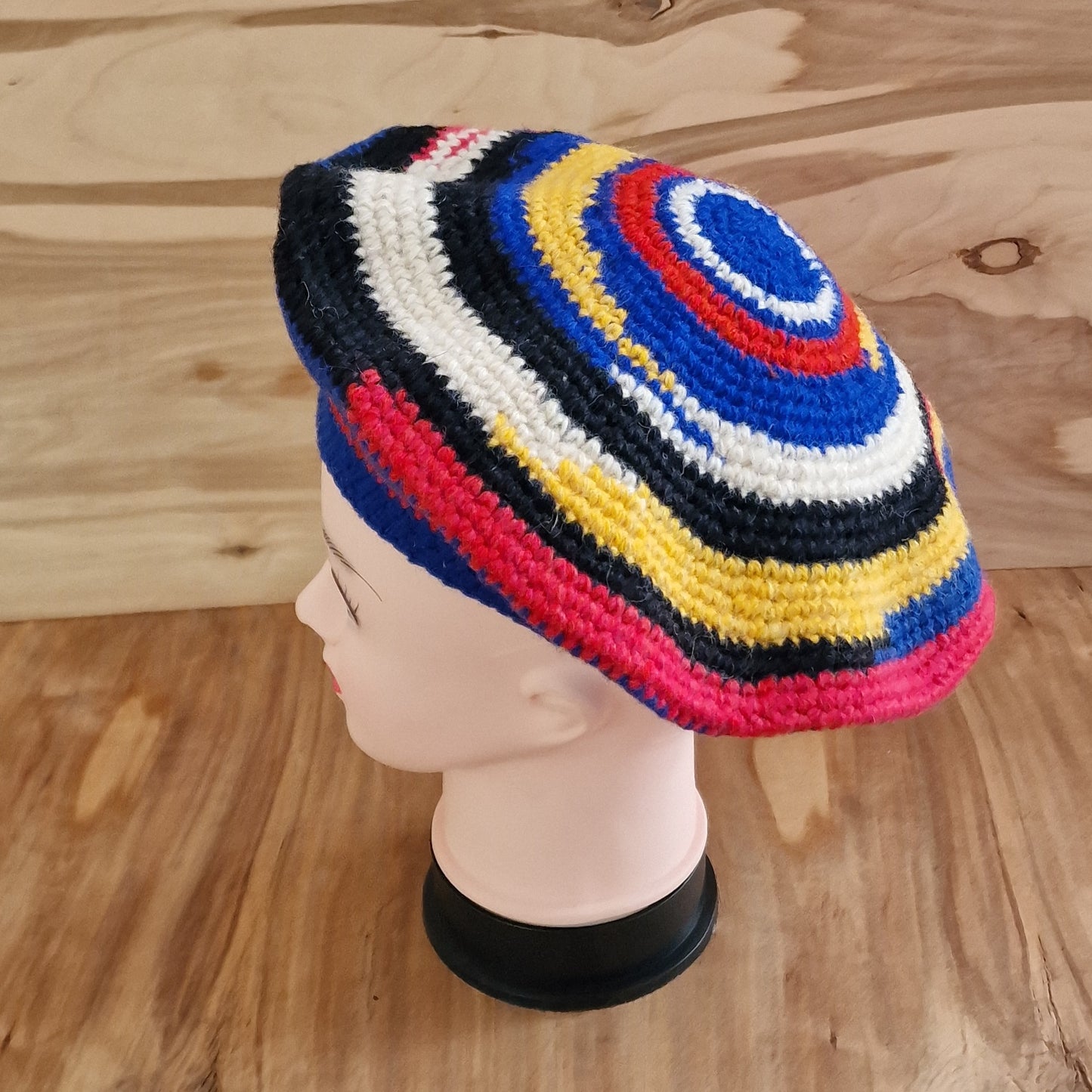 Dažādu krāsu tamborēta berete (DZTO 39)