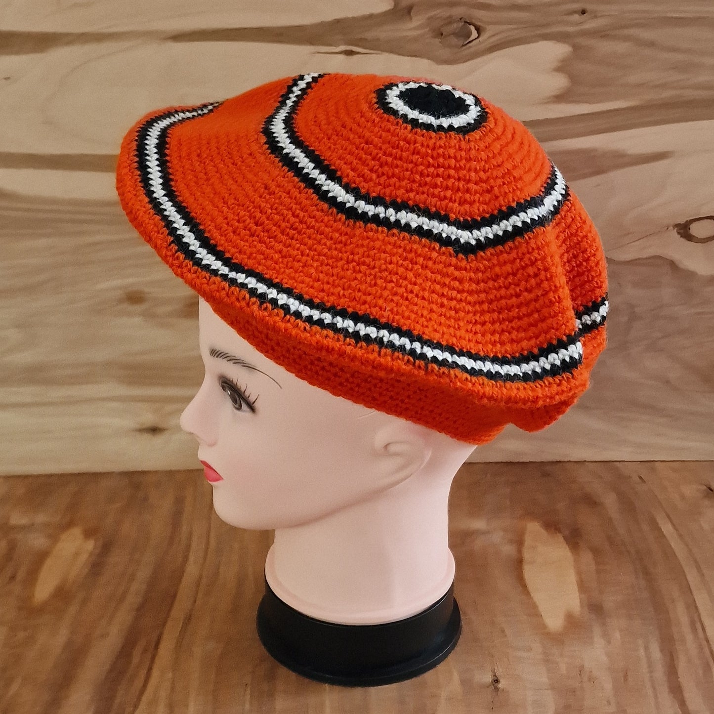 Oranža tamborēta berete (DZTO 40)