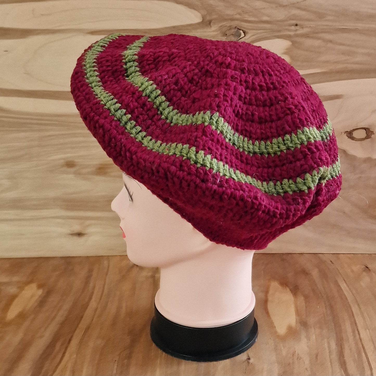 Burgundy crocheted beret (DZTO 41)