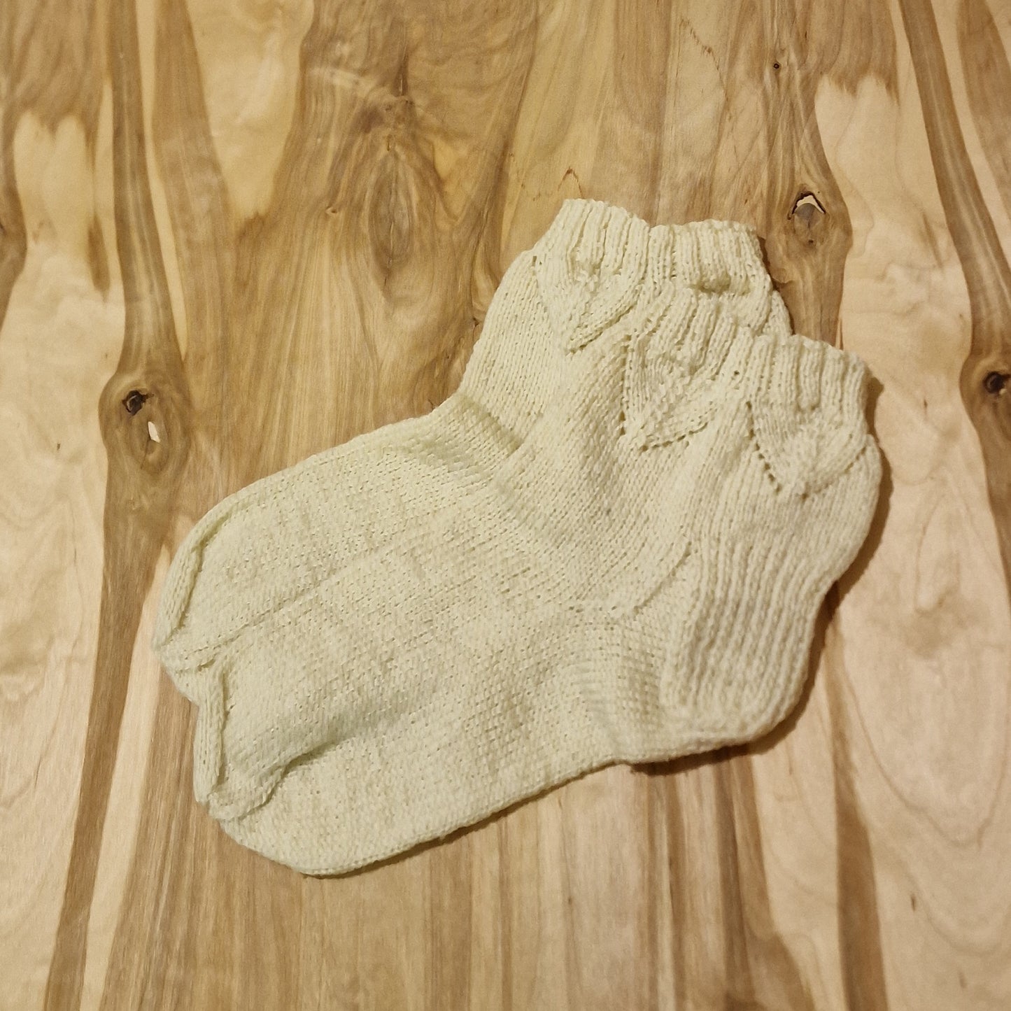 White medium short woolen socks size 39-41. (AIDZ 15)