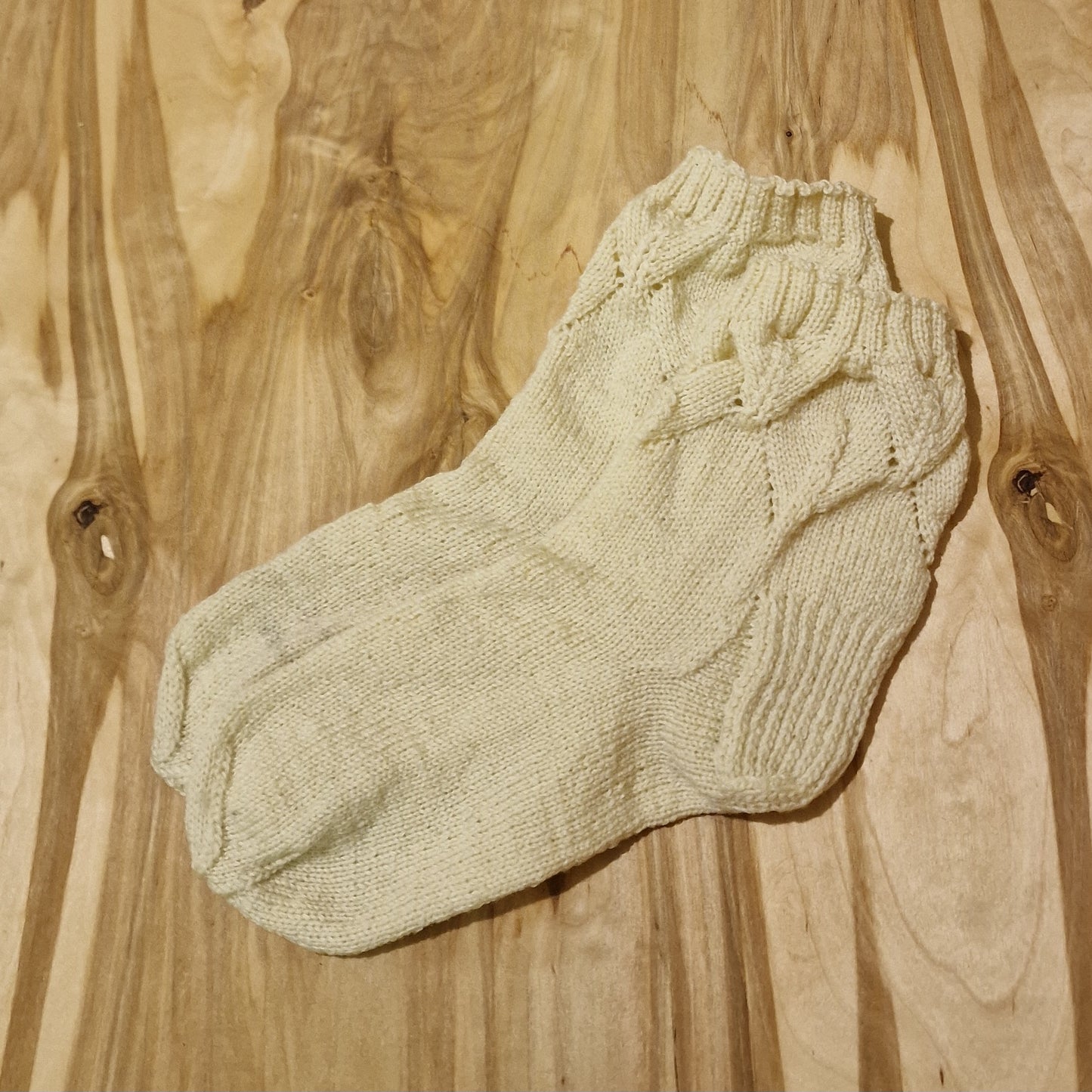 White medium short woolen socks size 38-40. (AIDZ 16)