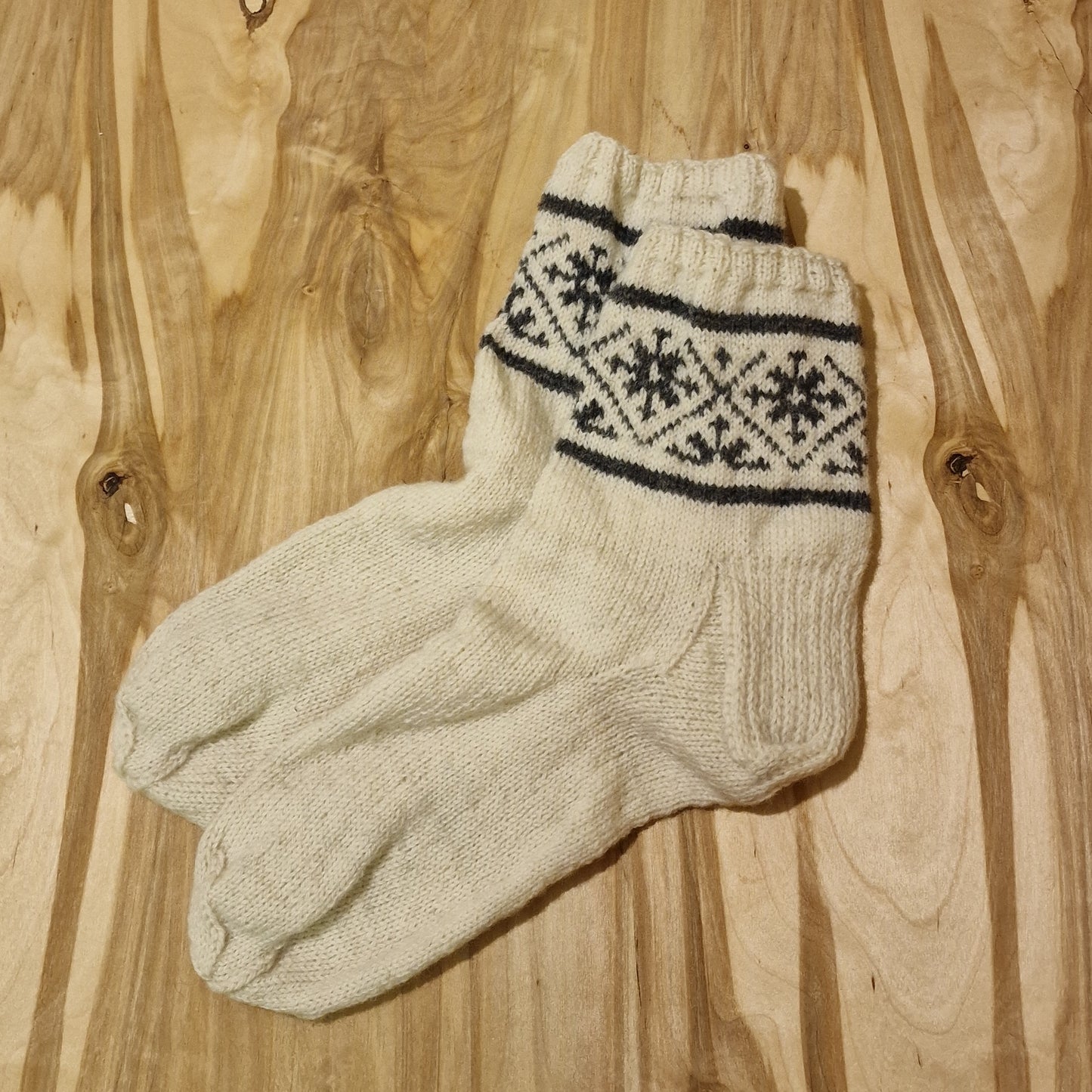 White woolen socks with a gray decorative frill size 43-45. (AIDZ 17)