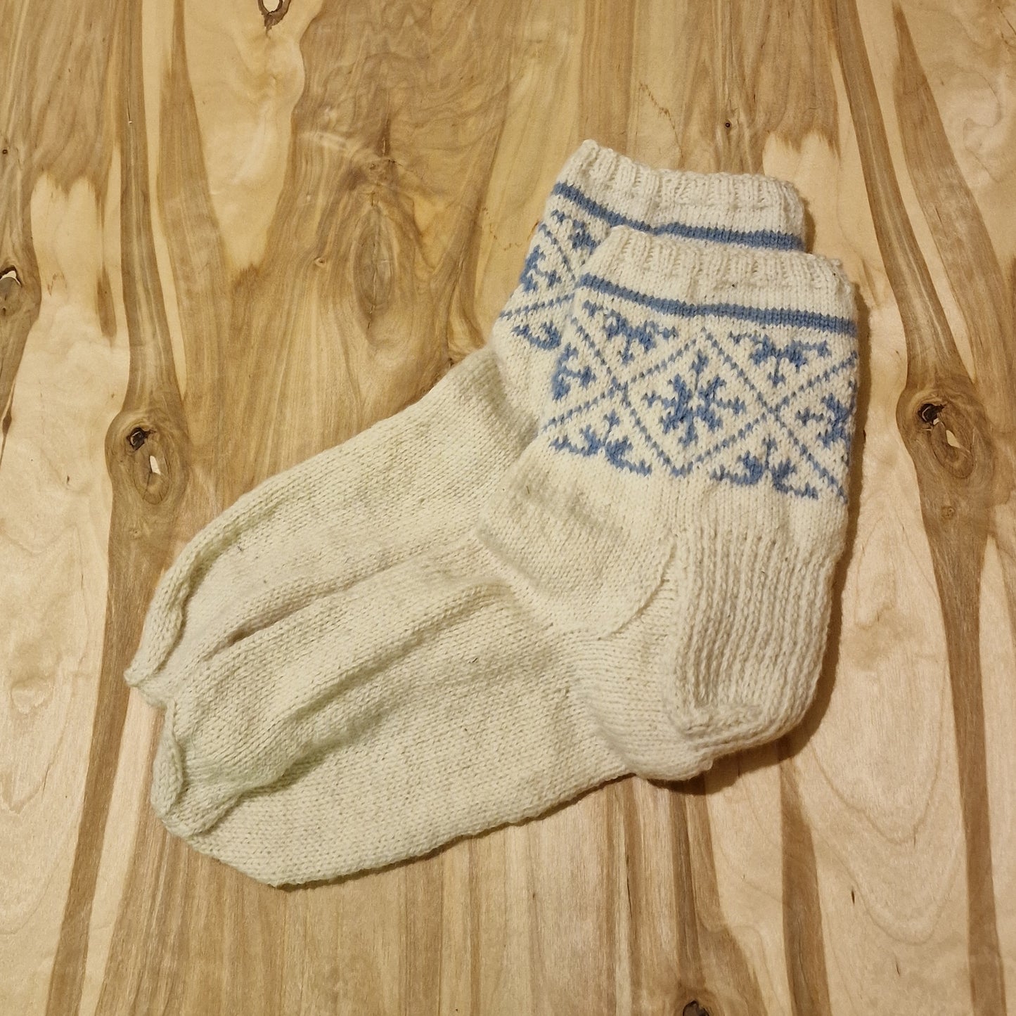 White woolen socks with light blue decorative frill size 42-44. (AIDZ 18)