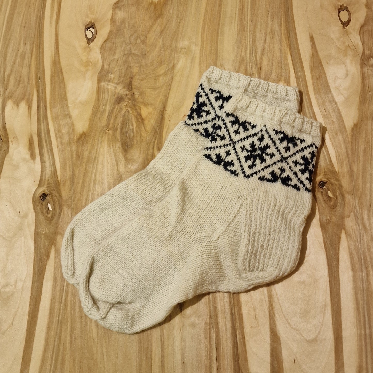 White woolen socks with a black decorative frill size 43-45. (AIDZ 19)