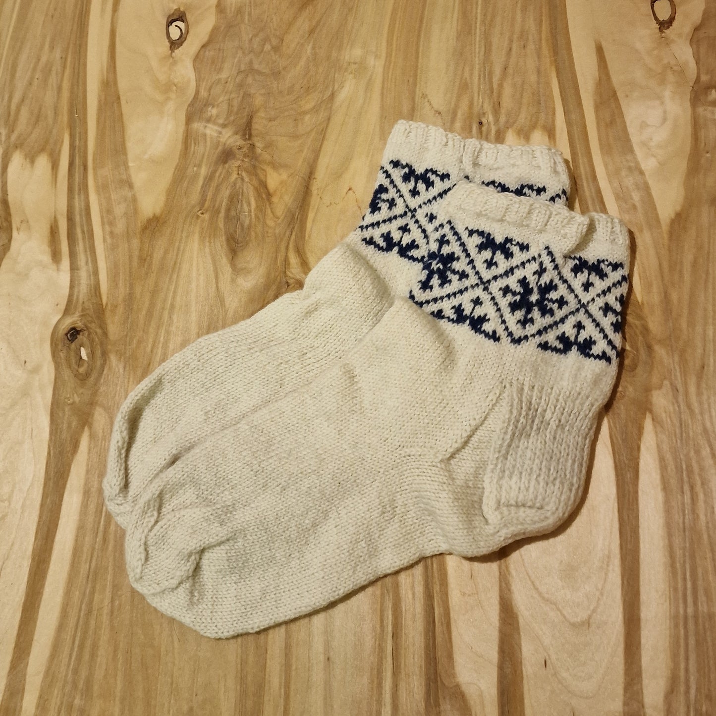White woolen socks with dark blue decorative frill size 42-44. (AIDZ 20)