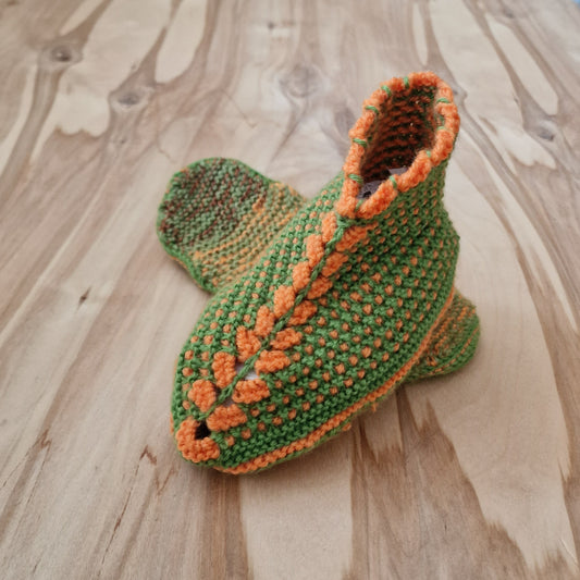 
Crocheted children's slippers (green, orange) size 25-27. (LIĒR 17)