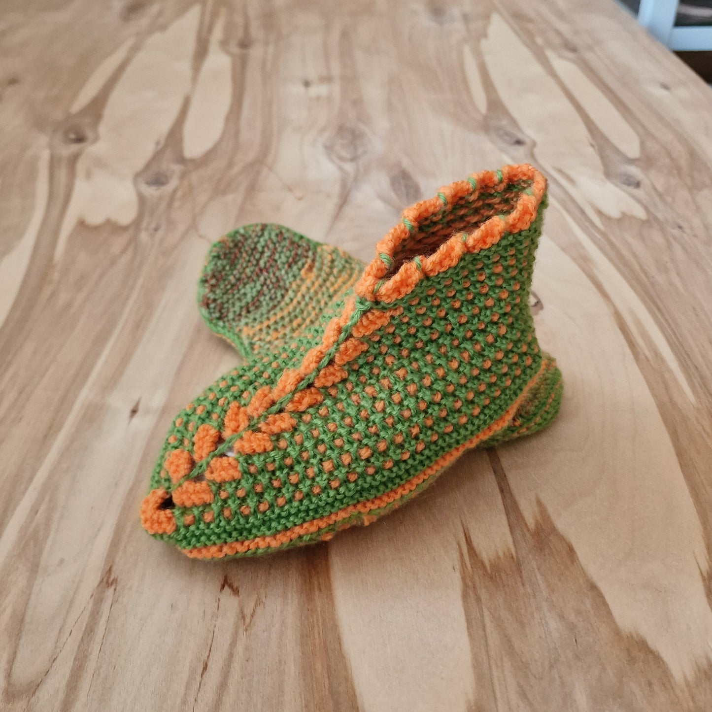 
Crocheted children's slippers (green, orange) size 25-27. (LIĒR 17)