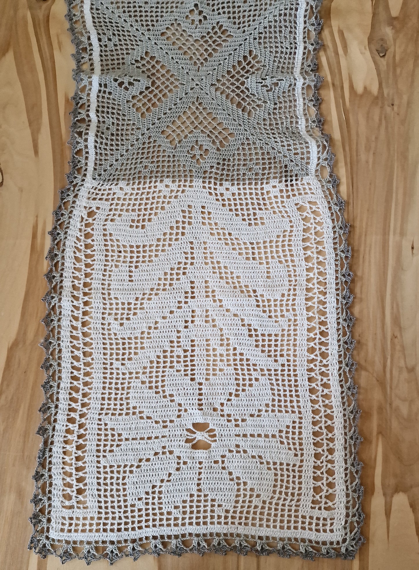 Crocheted round tablecloth white / gray (LIĒR 20)