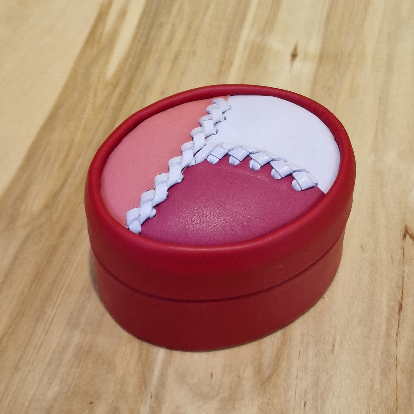 Red decorative leather box with white-pink lid / oval M (RARA 110)