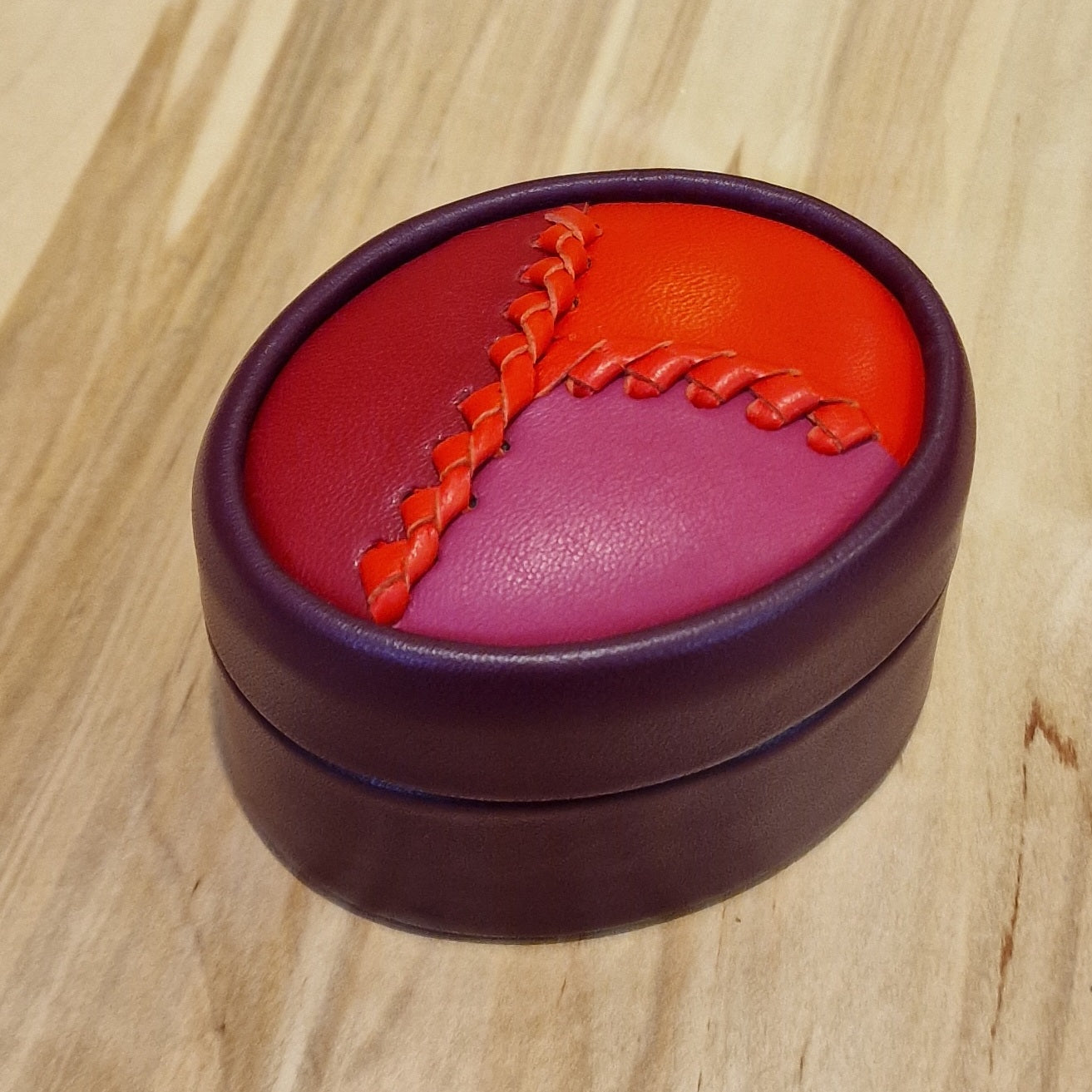 Purple decorative leather box with red / pink lid / oval M (RARA 112)