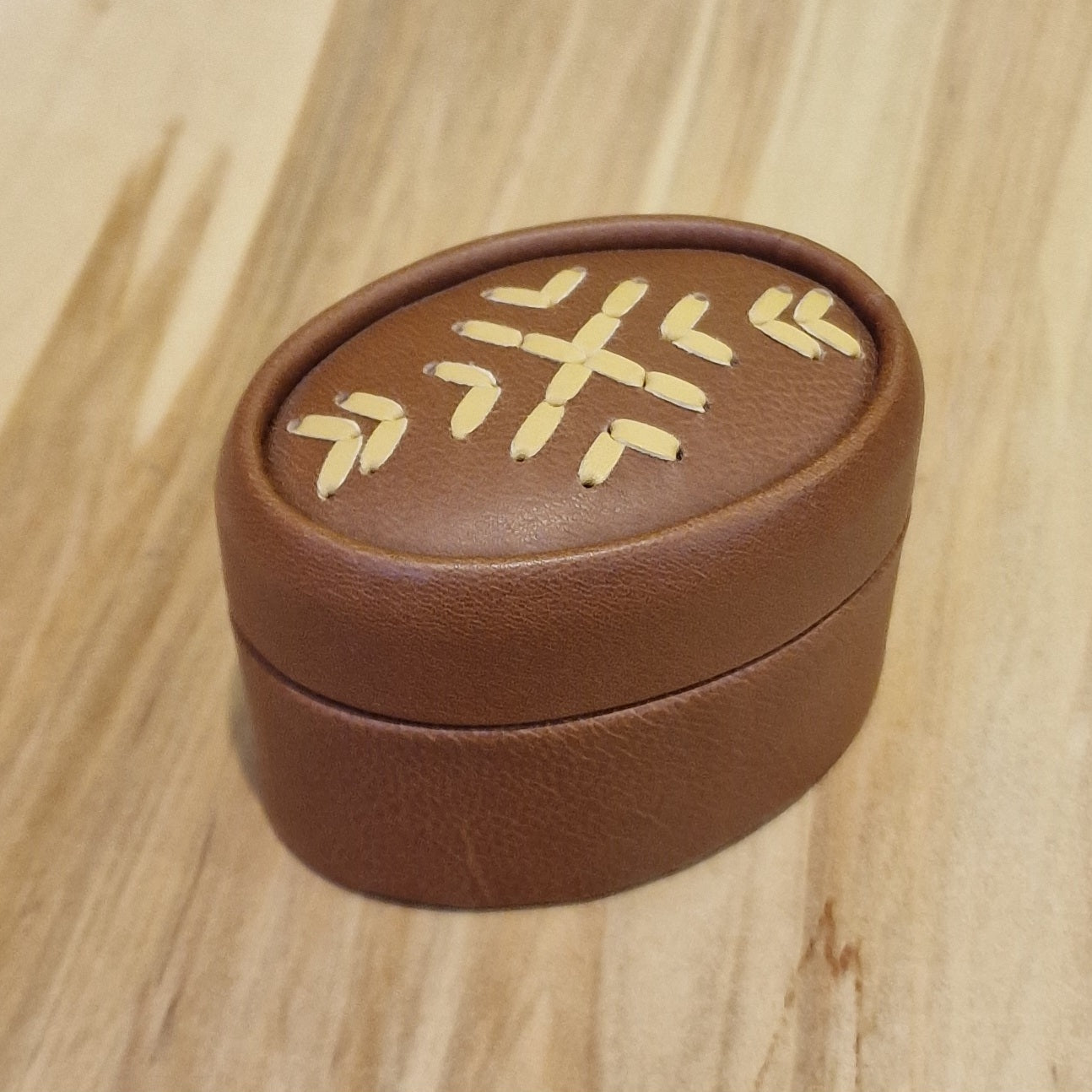 Brown decorative leather box with decorative stitching / oval S (RARA 113)