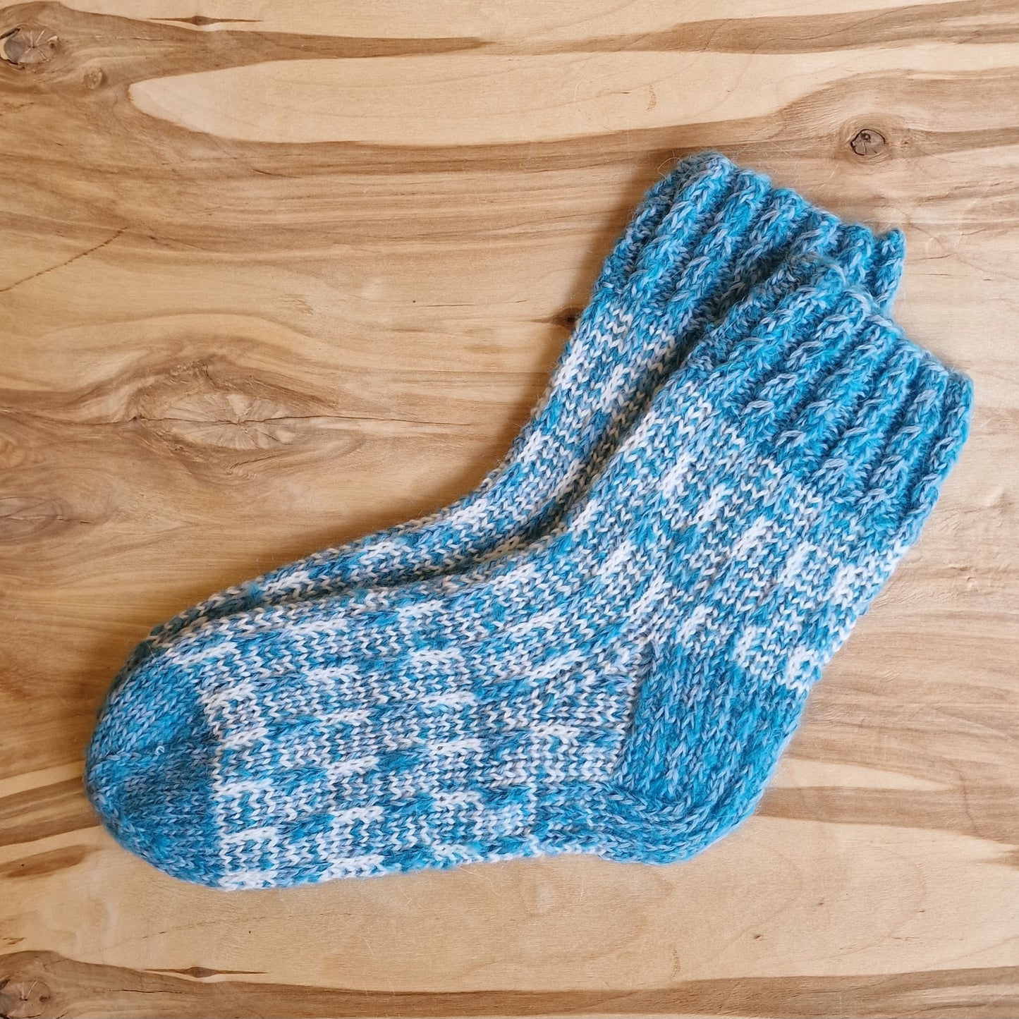 Soft blue and white warm socks, size 38-40. (INPO 66)