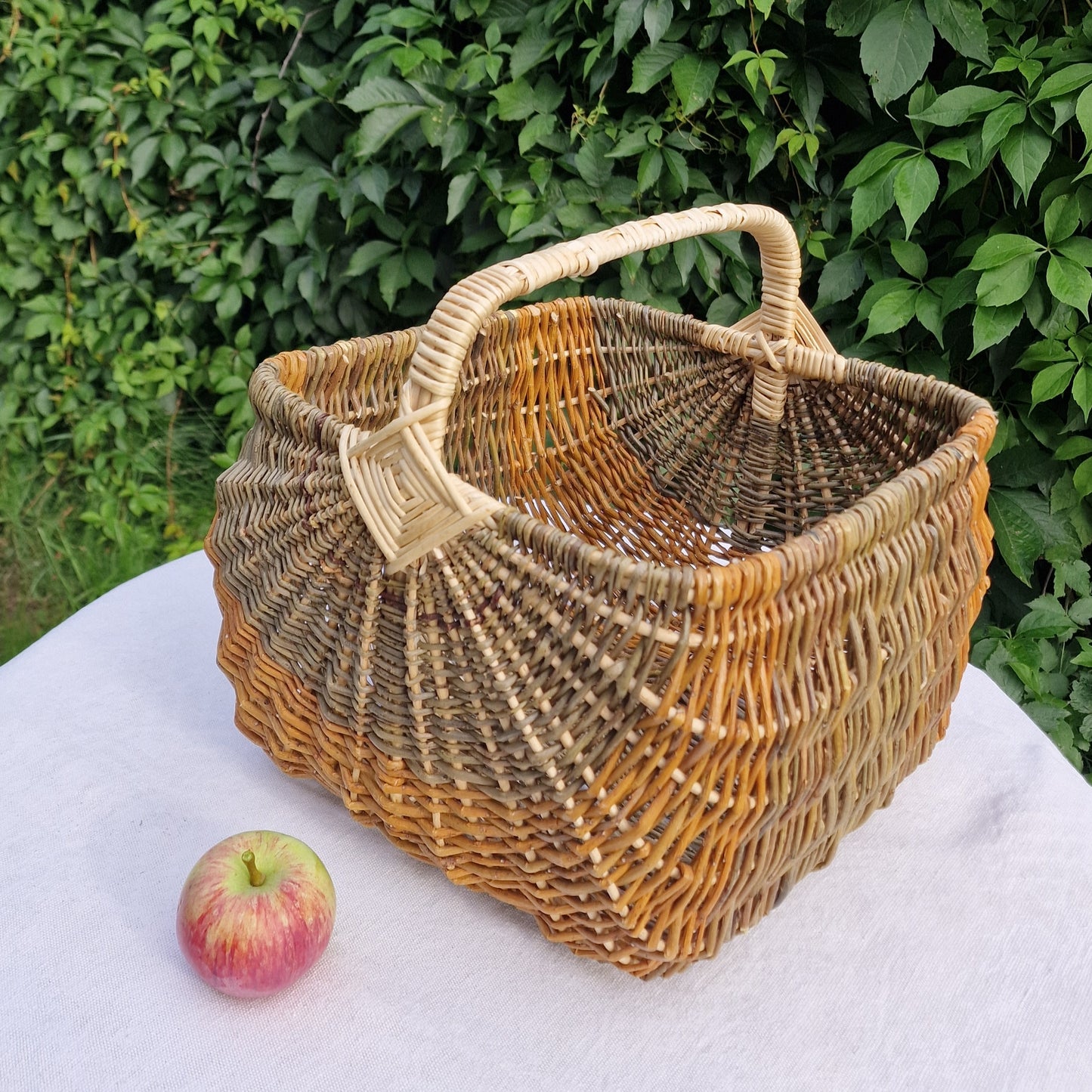 Round wicker basket (GUVĪ 7)