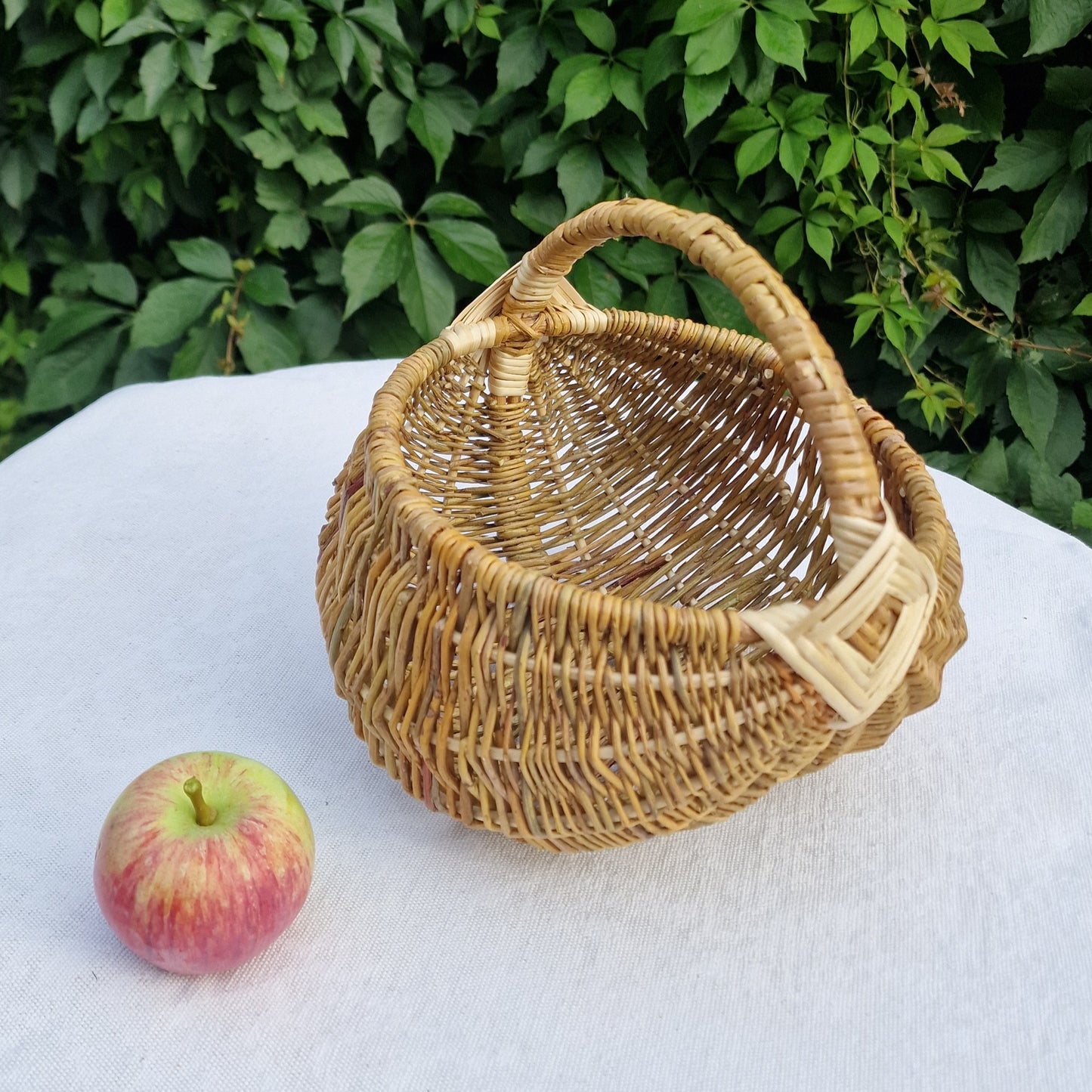 Round basket from unpeeled wicker (GUVĪ 12)