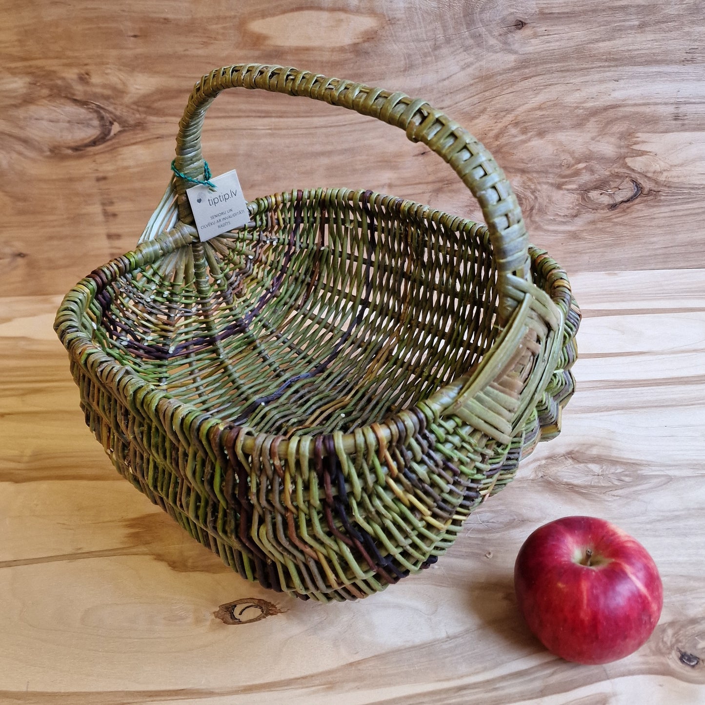 Medium-sized, square-shaped basket of unpeeled wicker (SALA 114)