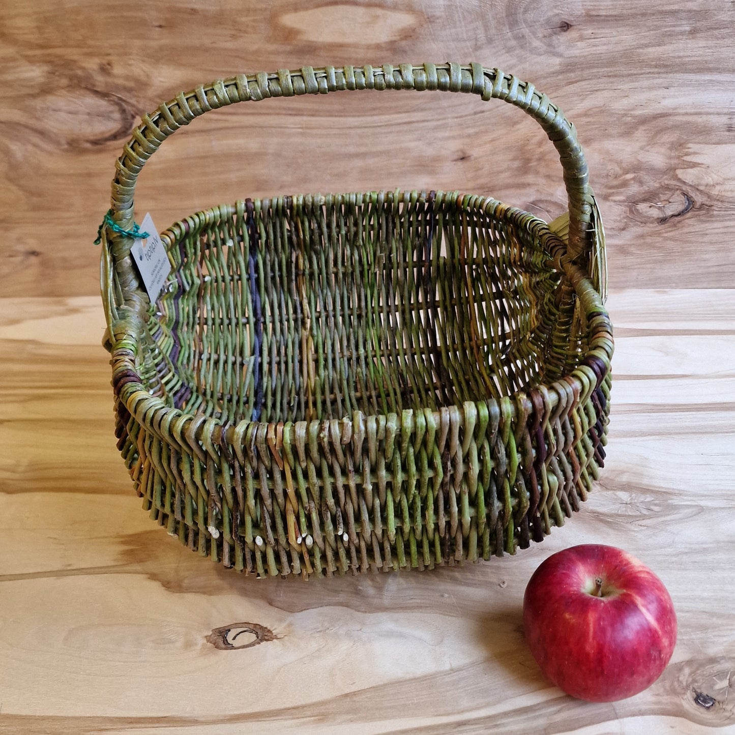 Medium-sized, square-shaped basket of unpeeled wicker (SALA 114)