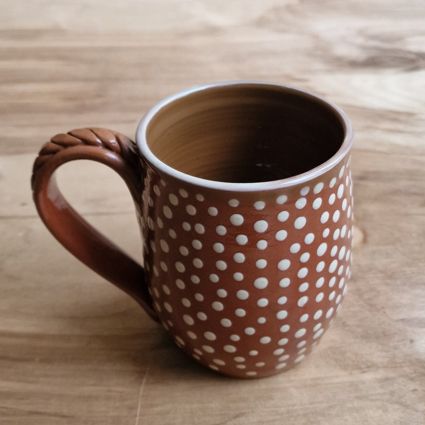 Light colored clay mug with illustrations (MASP 77)