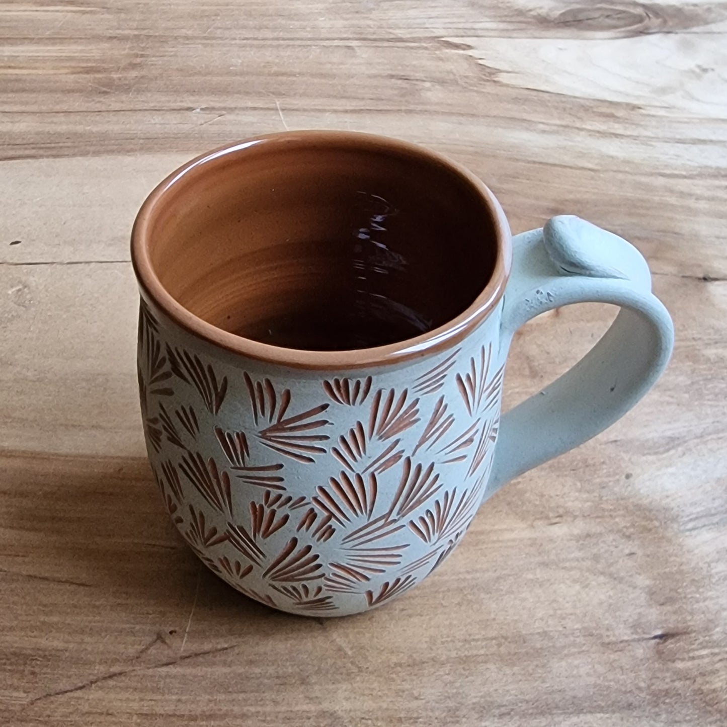 Light colored clay mug with illustrations (MASP 77)