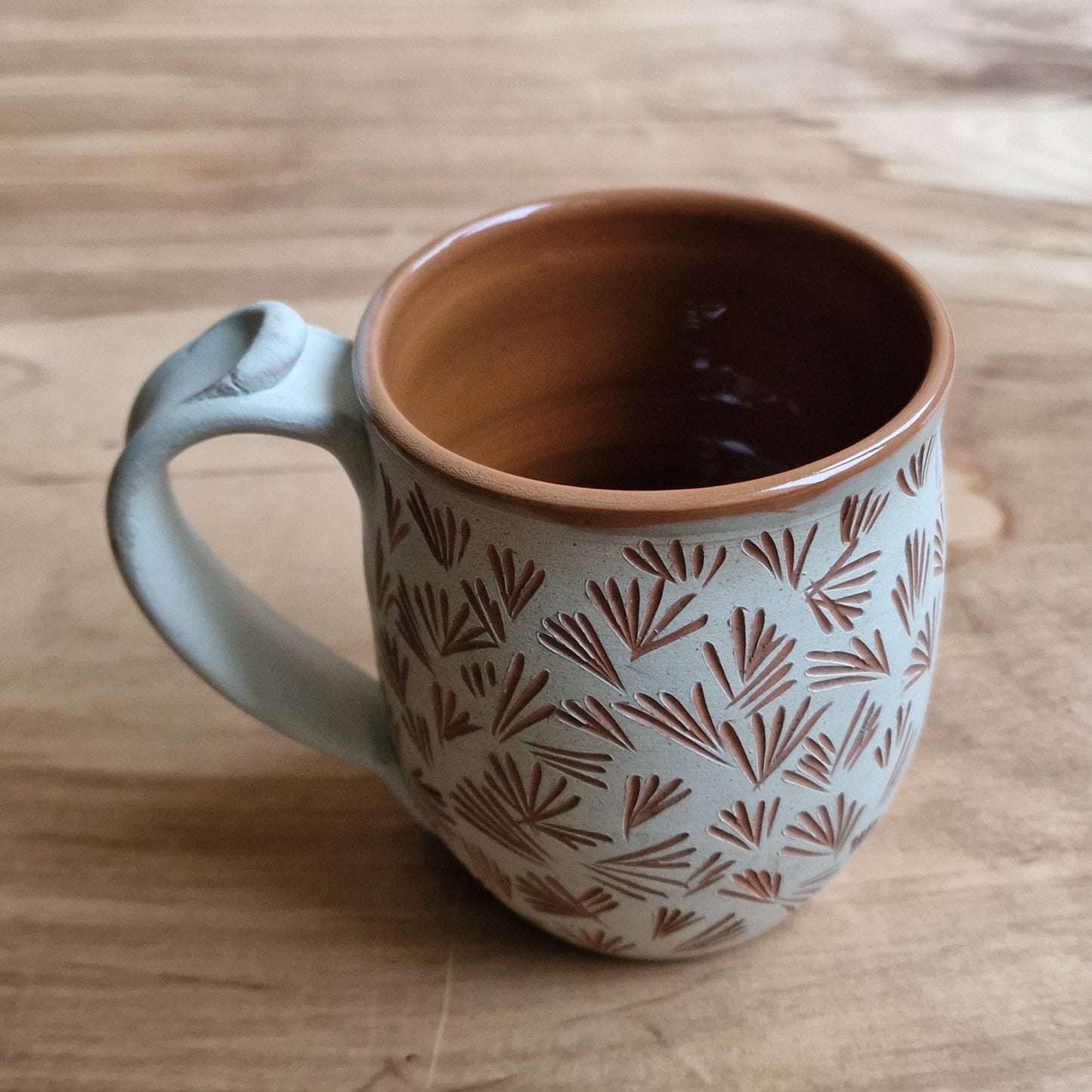 Light colored clay mug with illustrations (MASP 77)