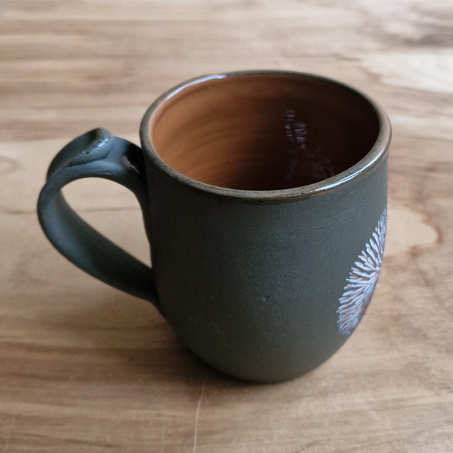 Light colored clay mug with illustrations (MASP 77)