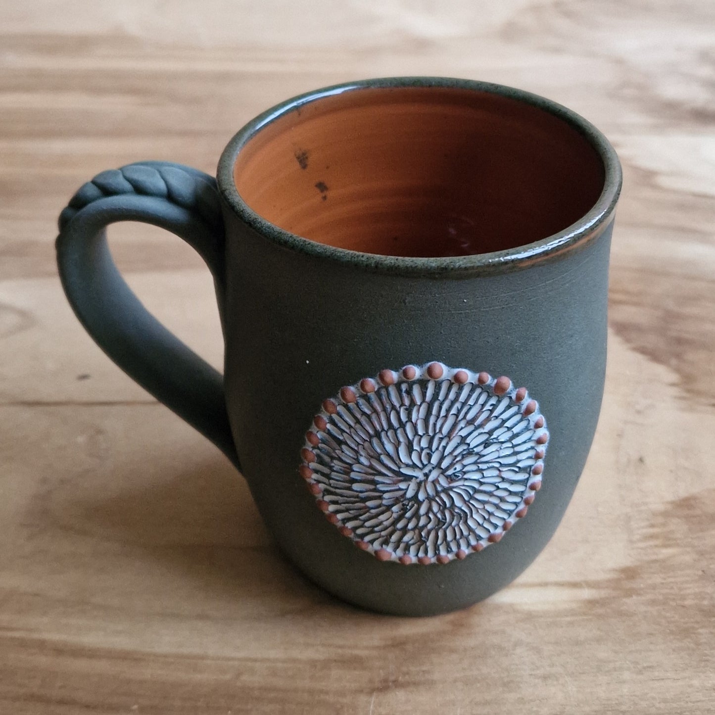 Light colored clay mug with illustrations (MASP 77)