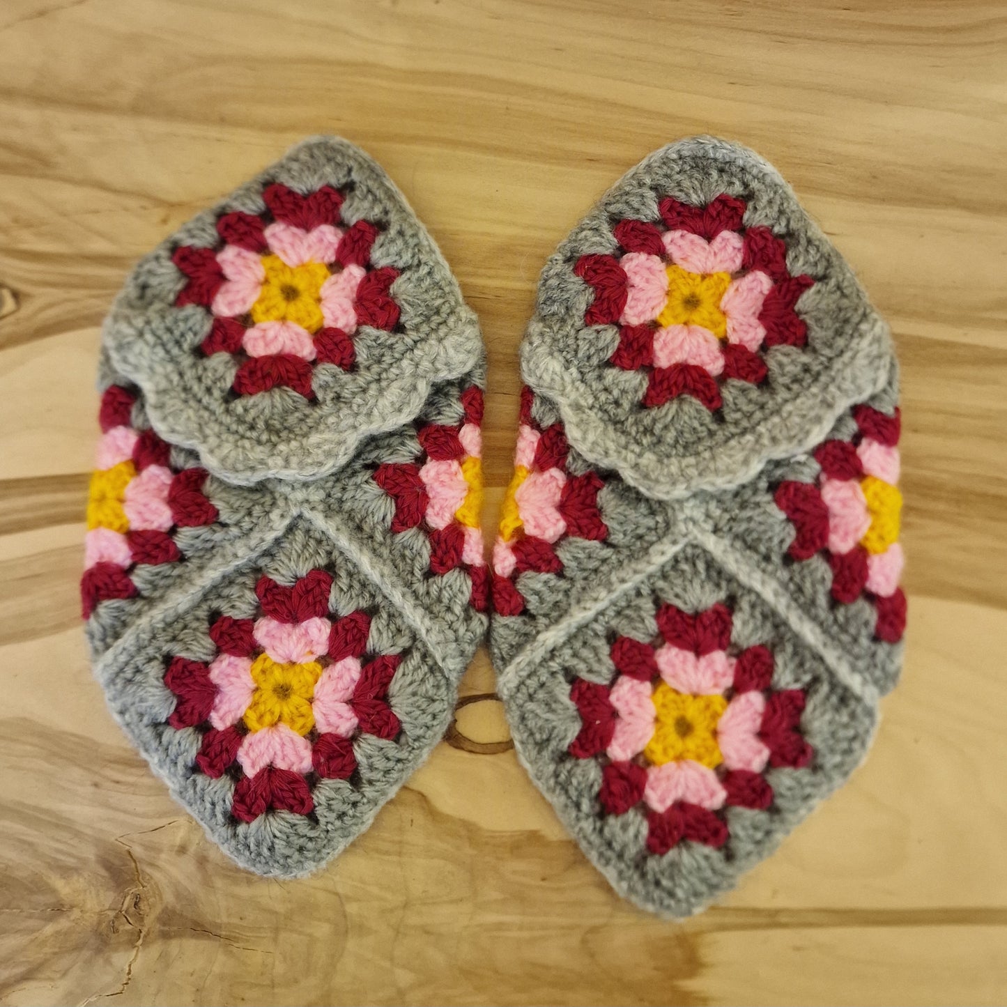 Crocheted slippers (light grey/green/pink) size 34-36. (VAAP 13)