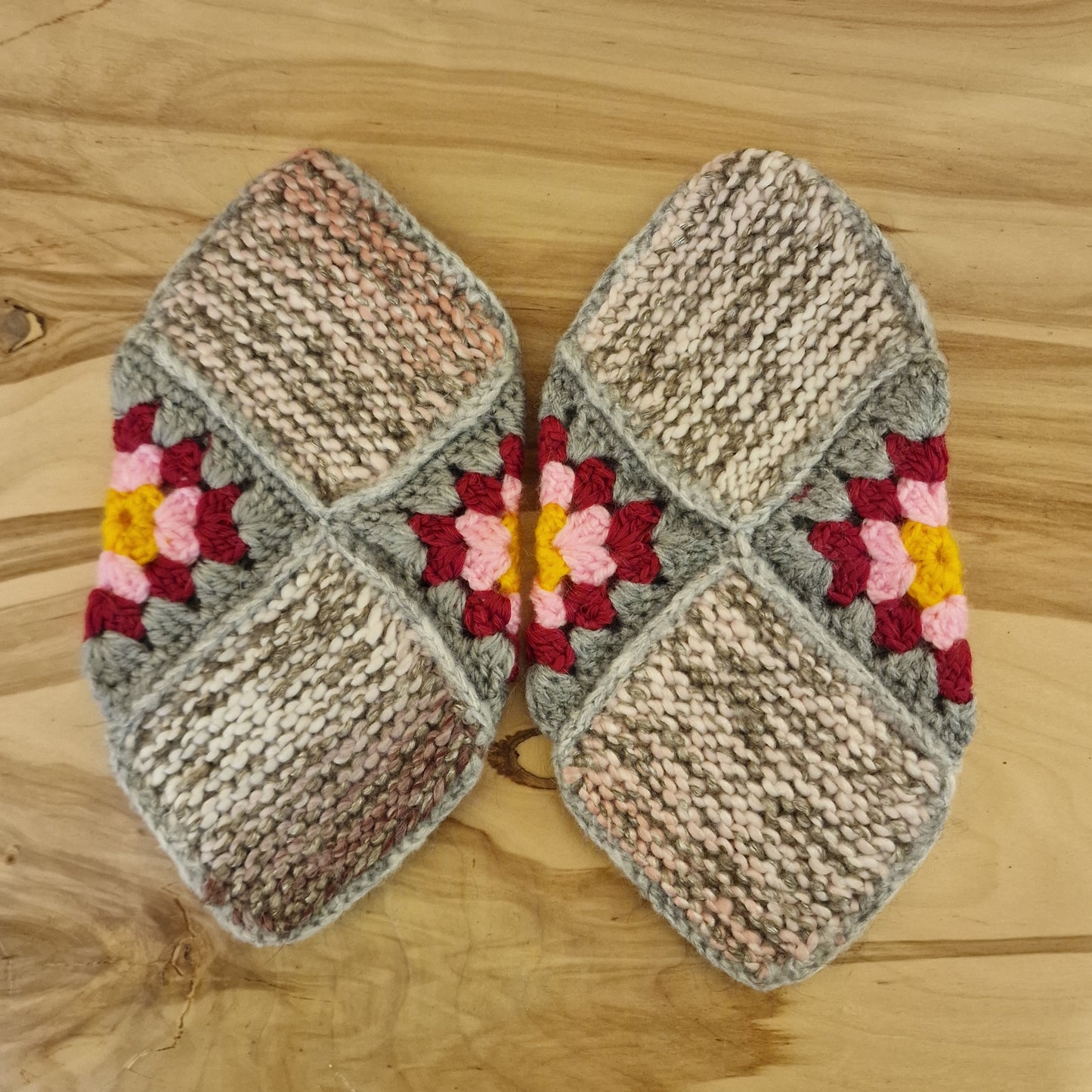 Crocheted slippers (light grey/green/pink) size 34-36. (VAAP 13)