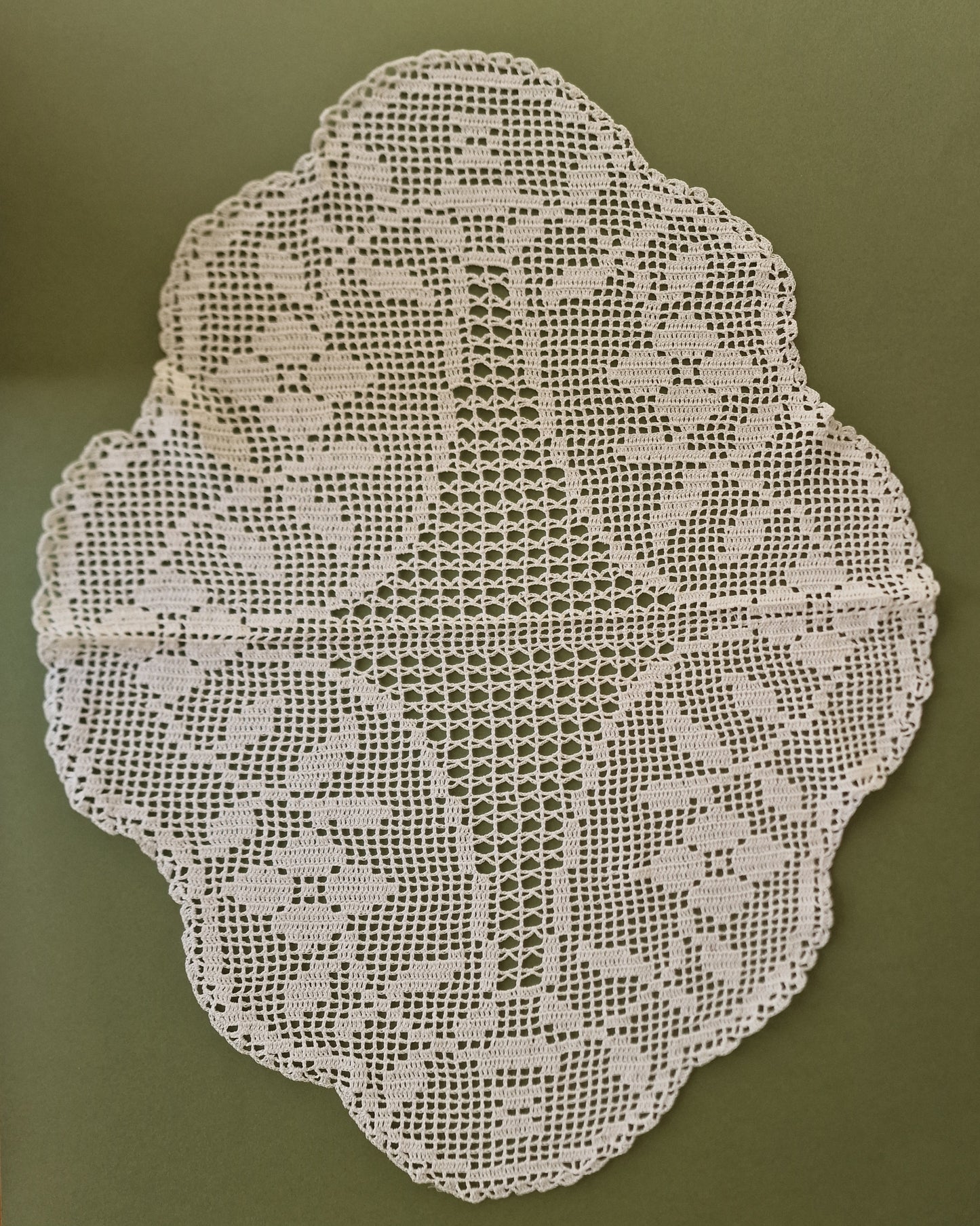 
Crocheted round tablecloth white / gray L (LIĒR 21)