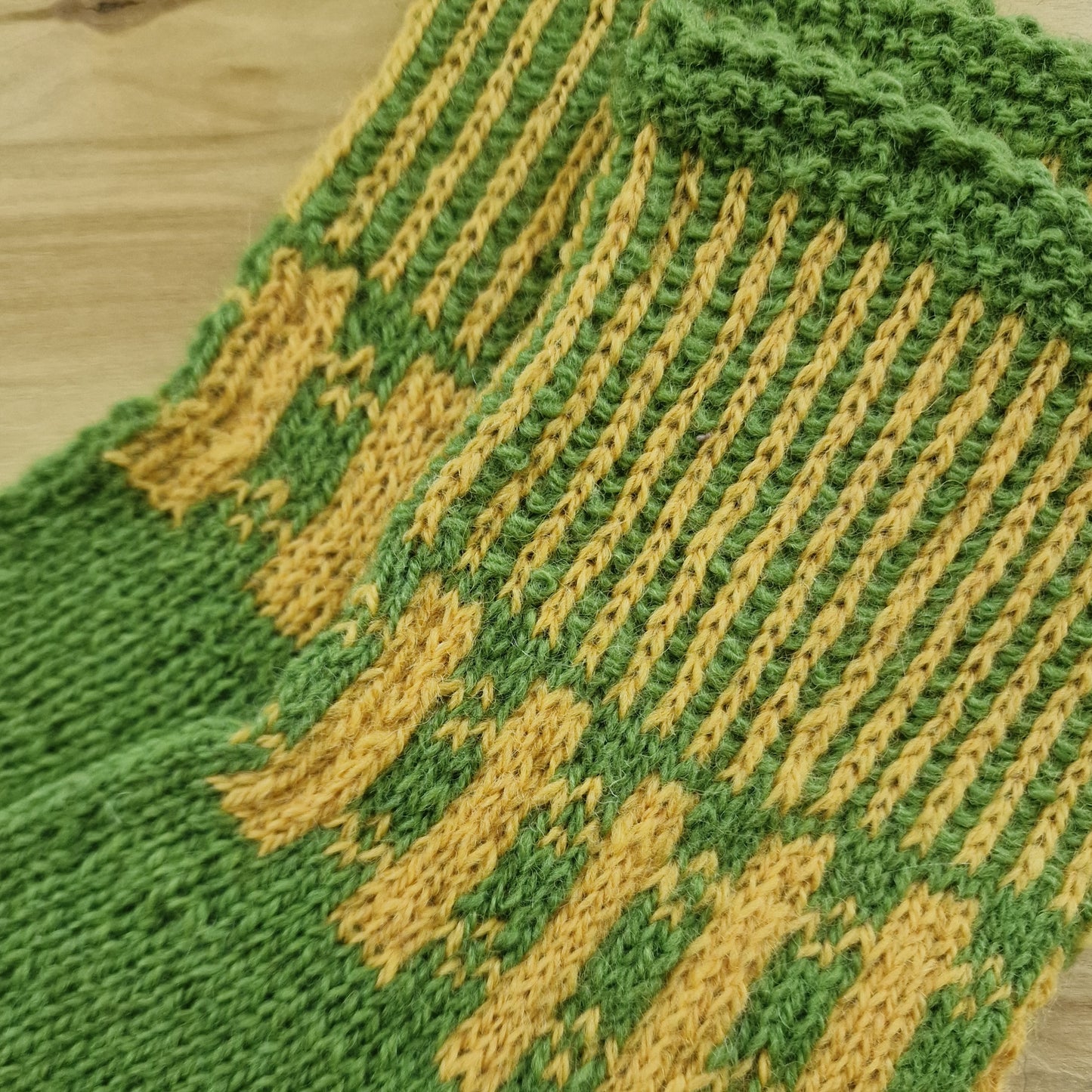 Zaļi dzeltenas vilnas zeķes 36.-38.izm. (ERSA 24)