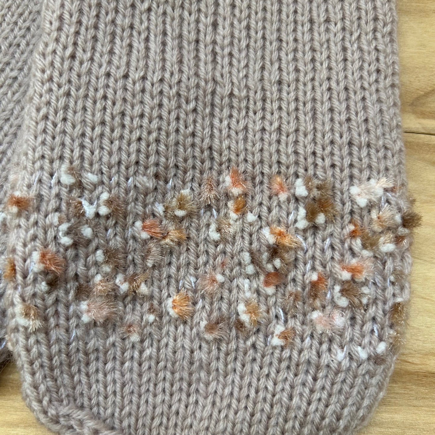 Rokām adīti bēši cimdi (INPO 106)