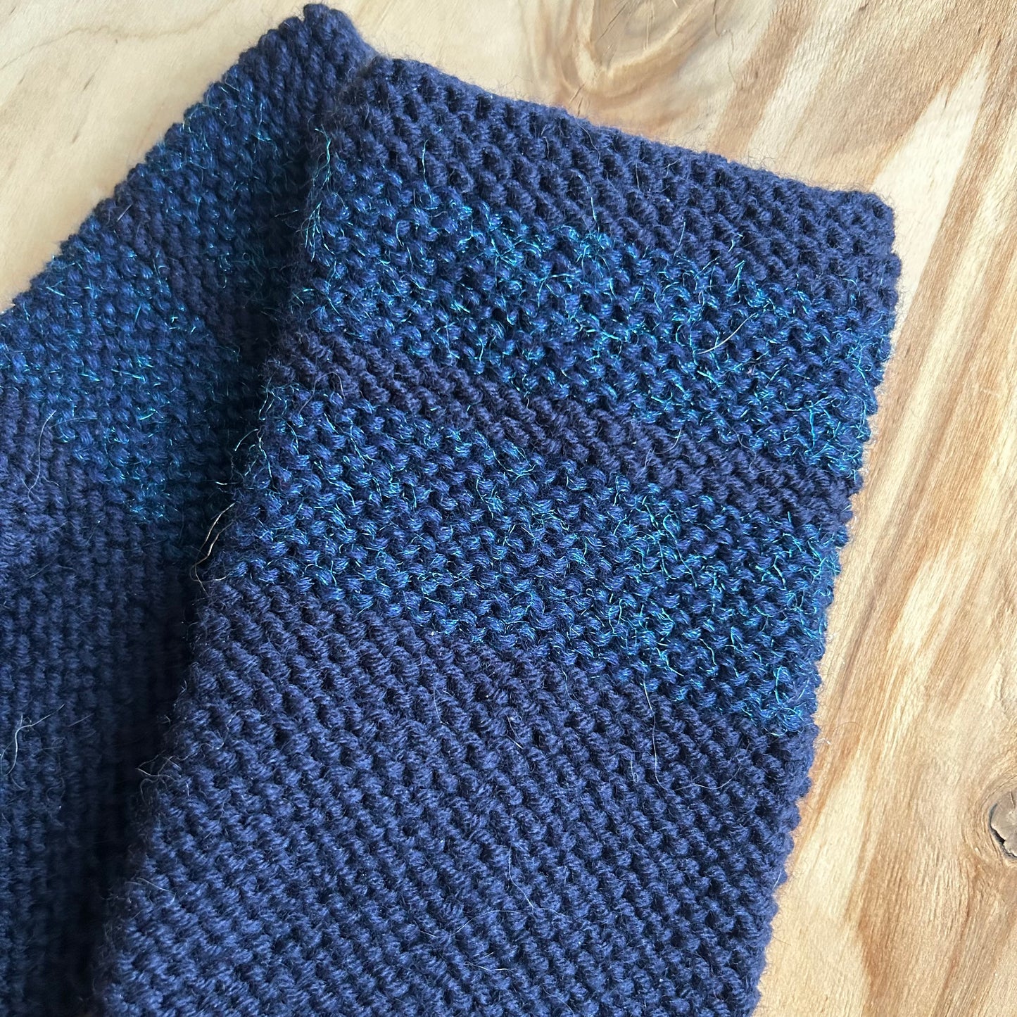 Tumši zili adīti dūraiņi ar dekoratīvas zilas dzijas ielaidumu (VEPA 168)