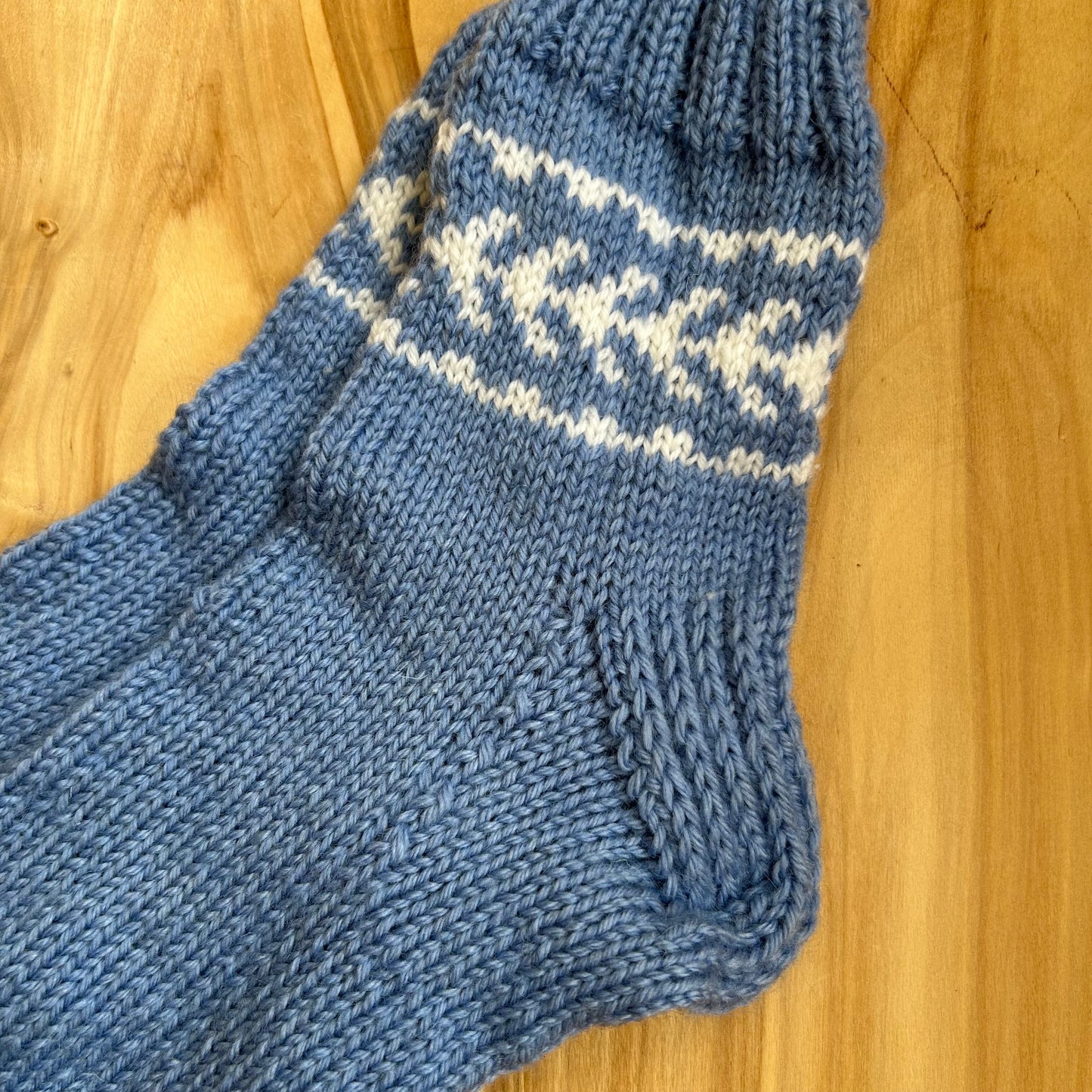 Rokām adītas siltās zeķes gaiši zilā krāsā 33.-35.izm. (INKU 35)