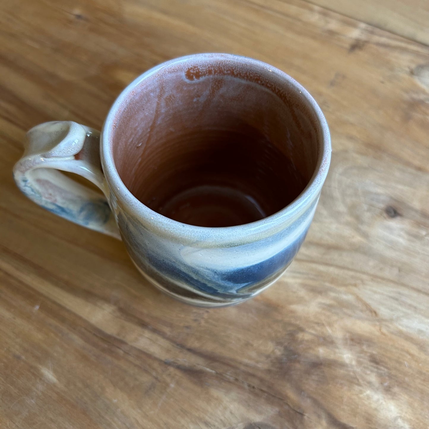 Brūna māla krūze ar glazūras rakstu  (MASP 124)