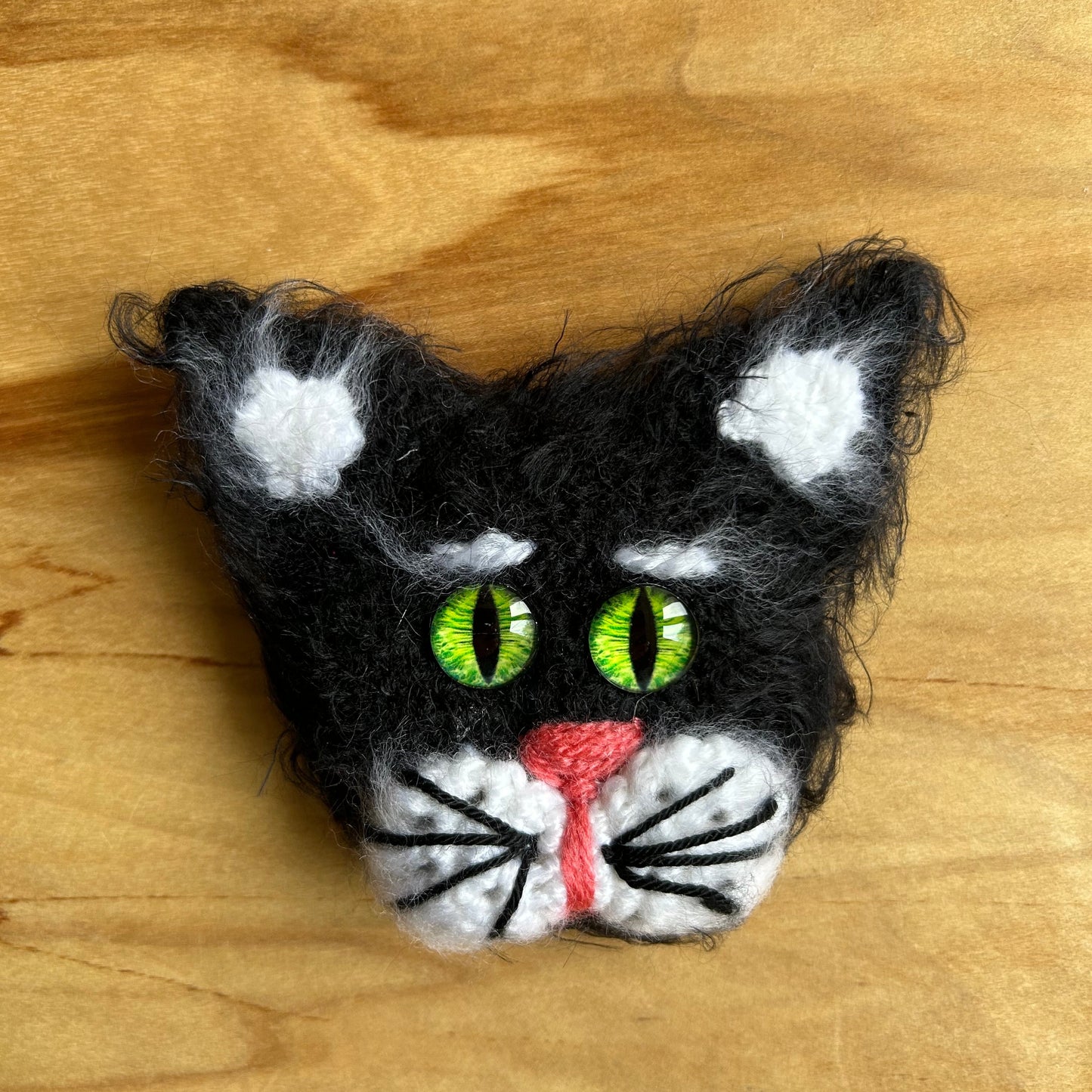 Tamborēta broša Melns kaķis (INBA 22)