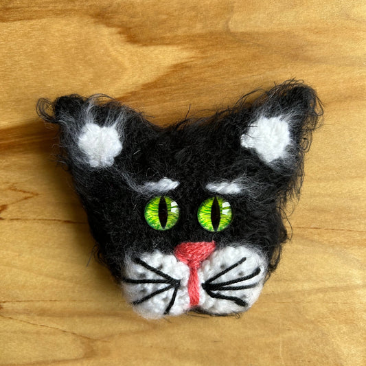 Tamborēta broša Melns kaķis (INBA 22)