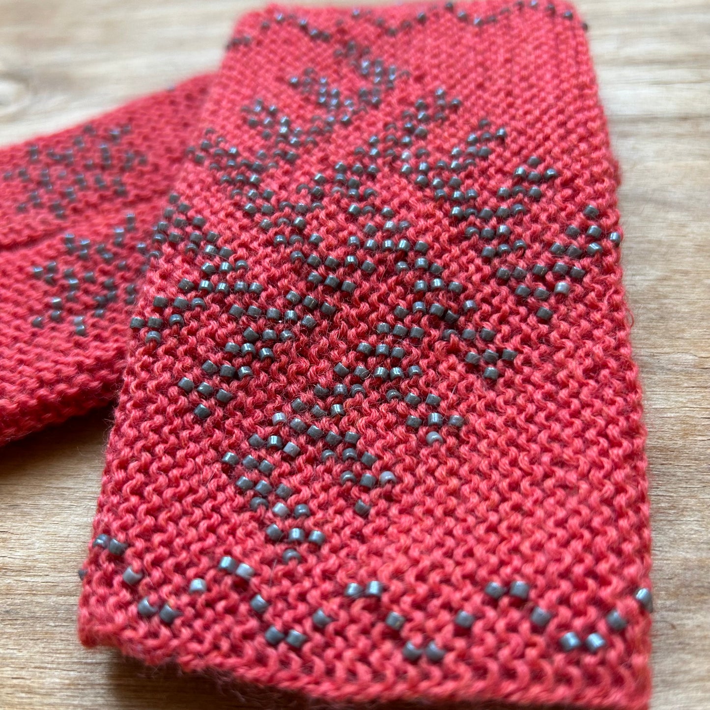 Oranži mauči/pulsa sildītāji ar pelēku pērlīšu raksta Ugunskrustiem (ZAMI 48)