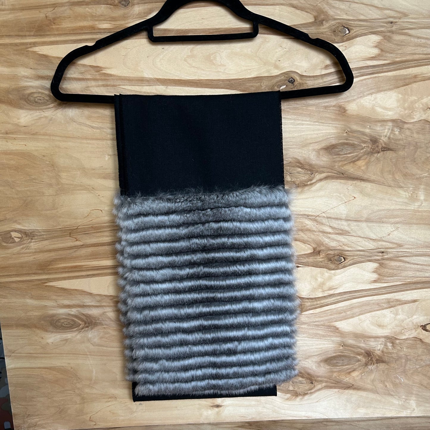 Melna vilnas šalle ar pelēku truša vilnas dekoratīvu malu (JĀNA 46)