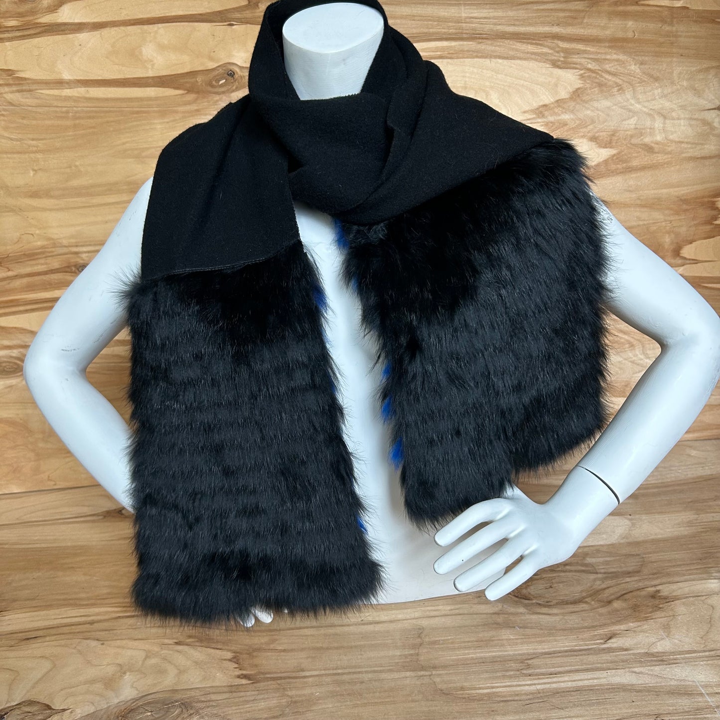 Melna vilnas šalle ar melnu / zilu truša vilnas dekoratīvu malu (JĀNA 42)