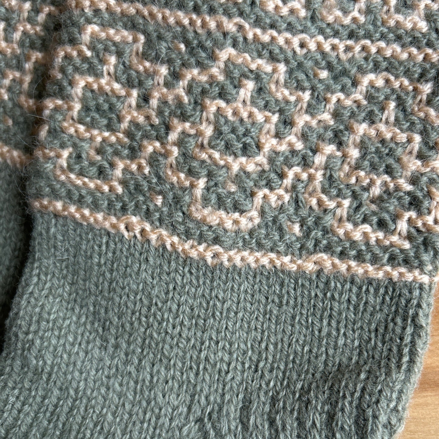 Siltās zeķes 43.-45.izm. zeķes zaļa toņa ar gaiši brūniem ornamentiem (MALI 46)