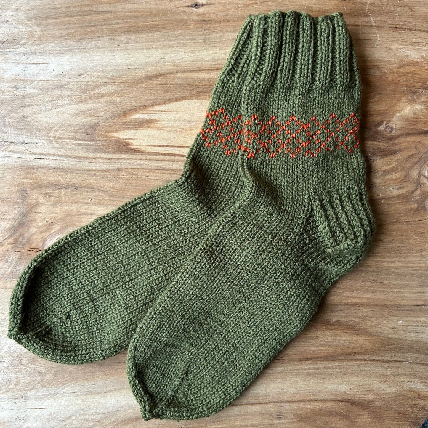 Siltās zeķes vīriešiem haki zaļas ar nelielu oranžu rakstiņu 42. 44..izm. (VEZI 36)