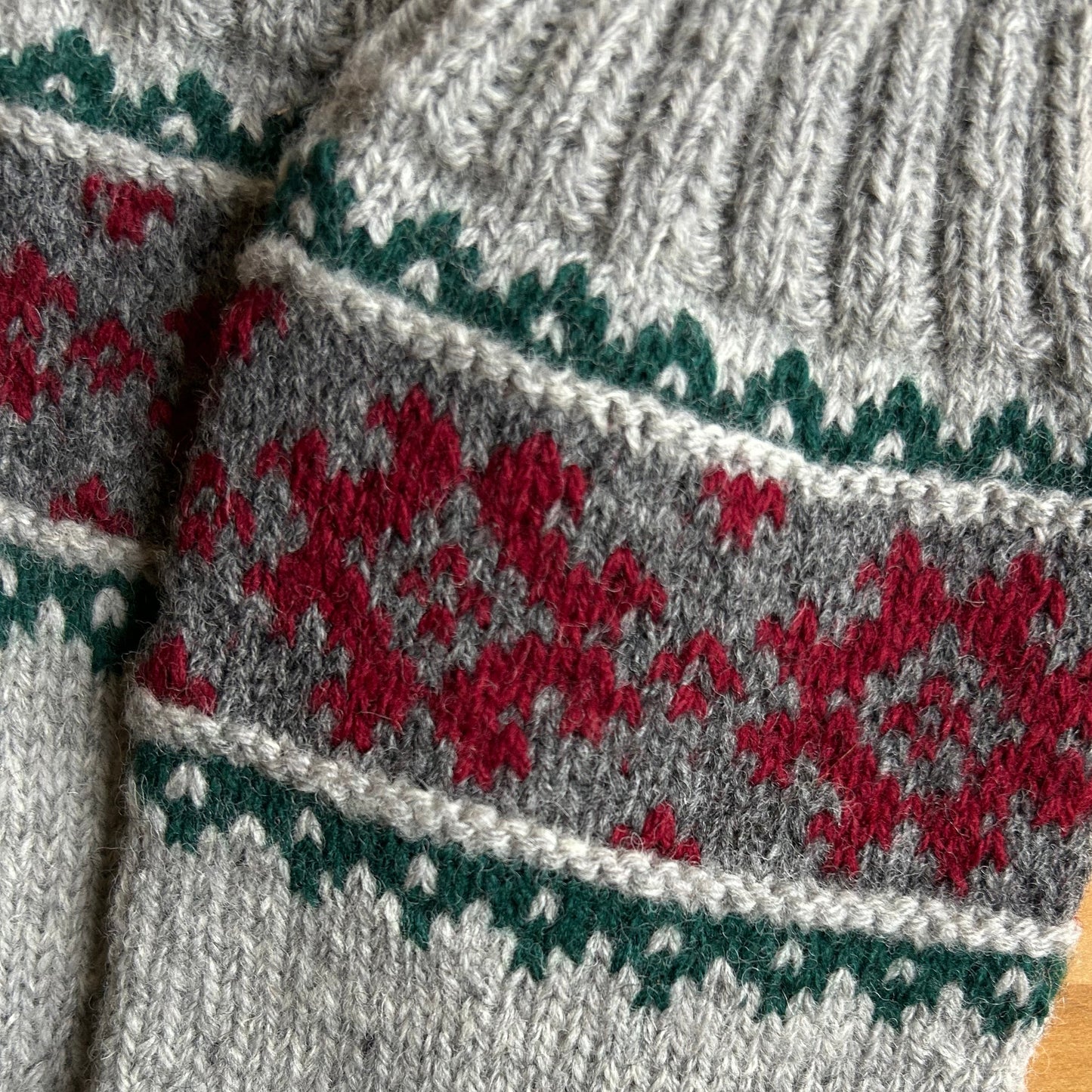 Siltās zeķes 43.-45.izm. pelēkas zeķes ar sarkaniem, tumši pelēkiem un zaļiem ornamentiem (MALI 47)