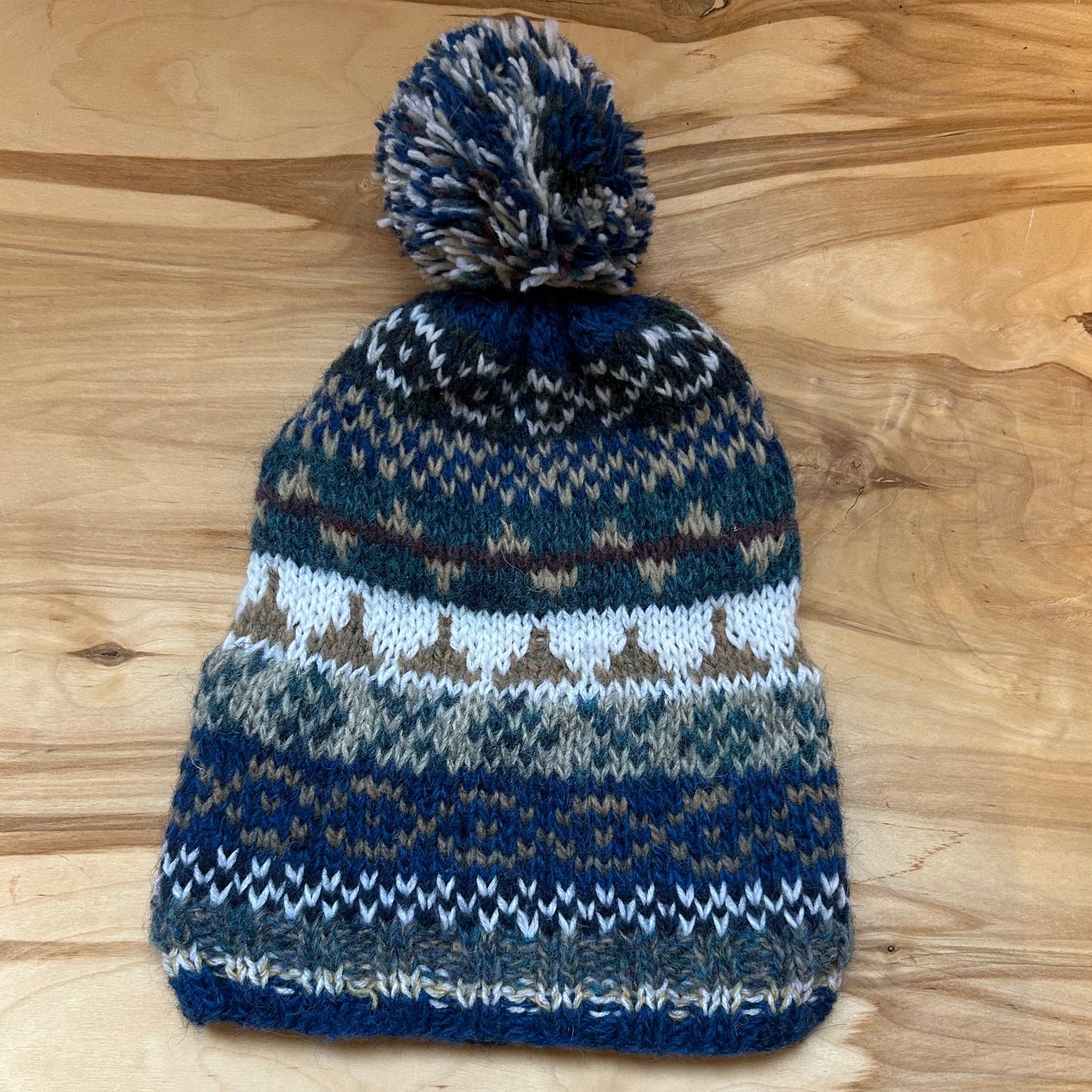 Adīta rakstaina raiba cepure  ar bumbuli (RUTO 8)