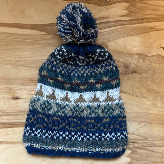 Adīta rakstaina raiba cepure  ar bumbuli (RUTO 8)